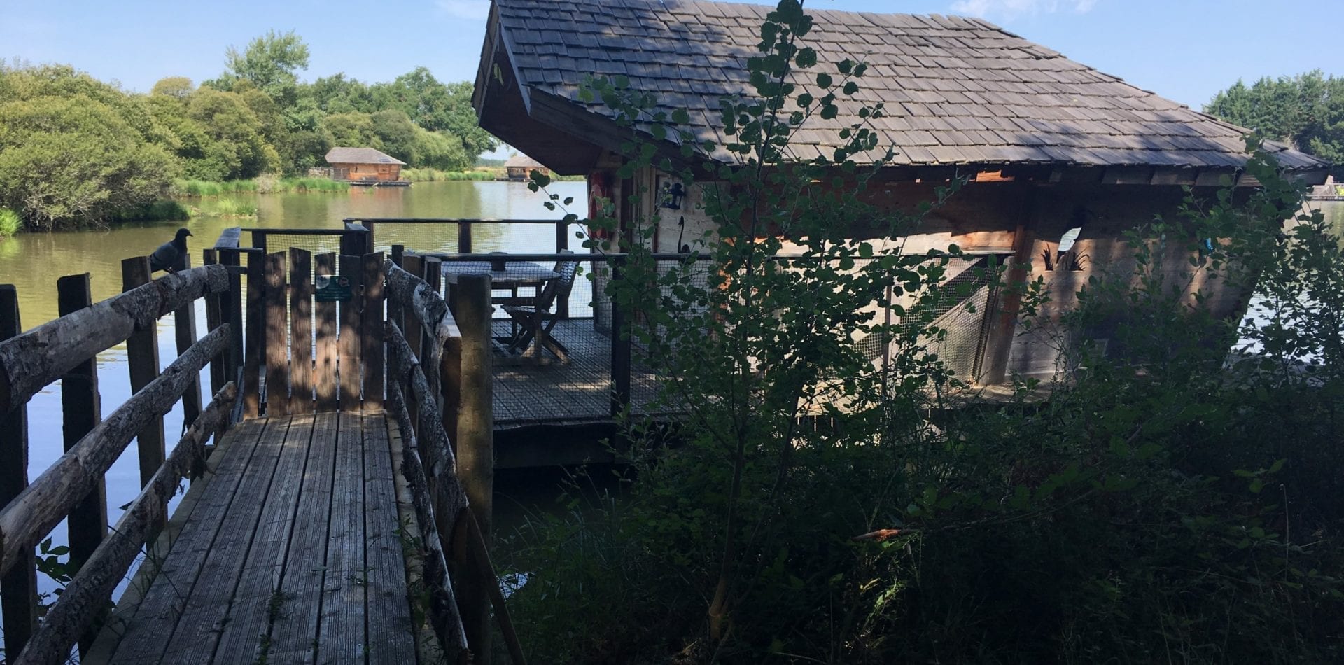 Cabane familiale flottante Mauka : une évasion sur l'eau à Pressac — espace de vie