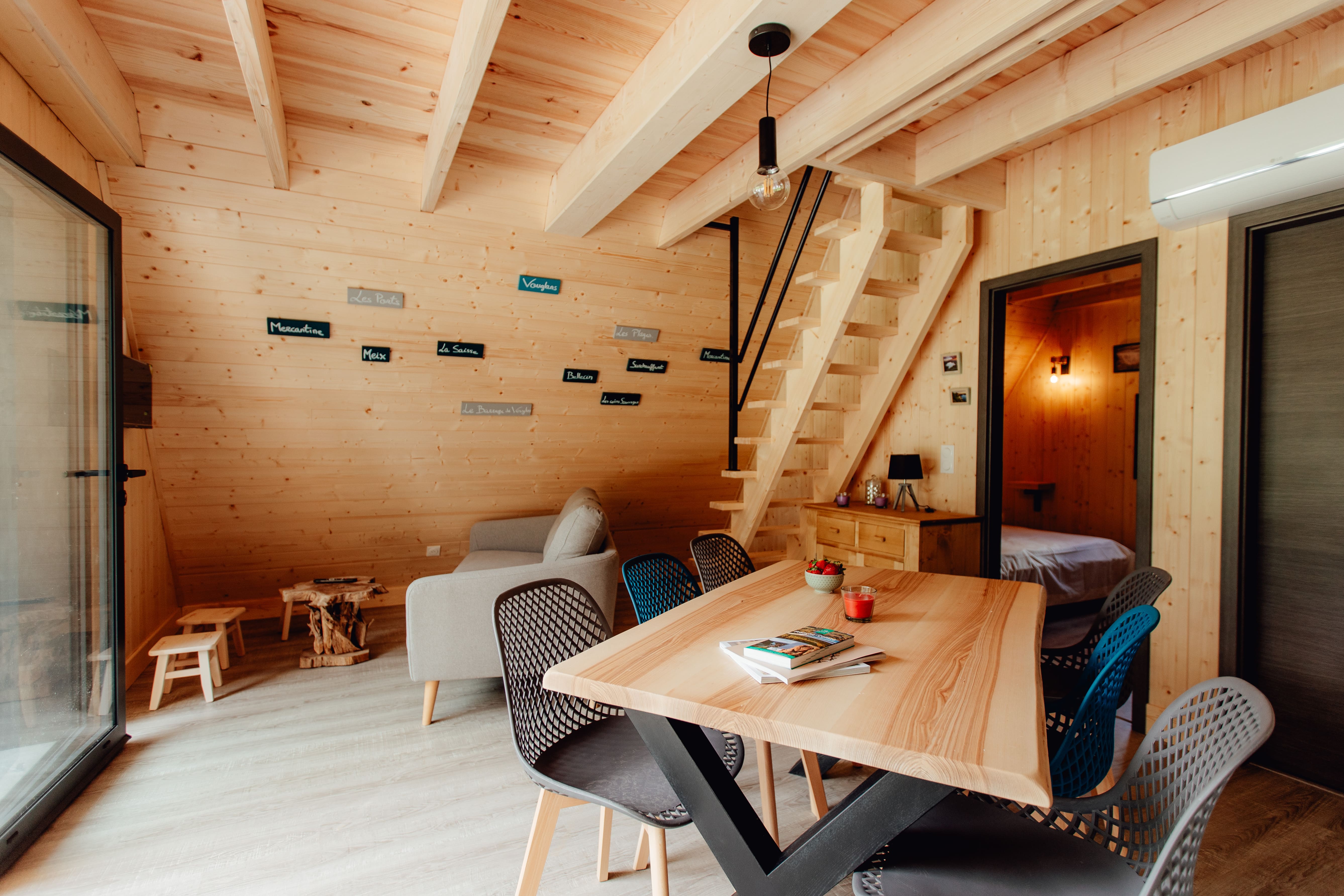 Chalet Vouglans : une cabane immersive en Franche-Comté à Coyron — chambre