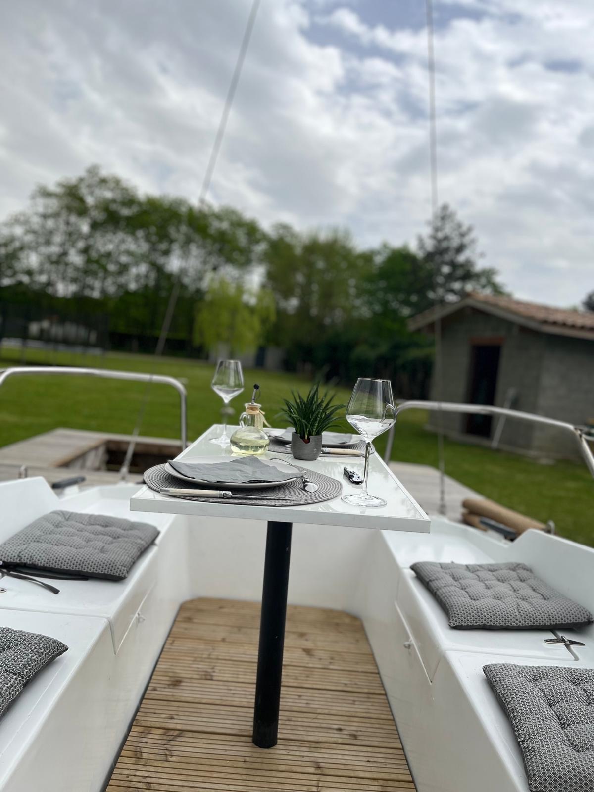 Le voilier Daïmino — Péniche avec jacuzzi à Lot-et-Garonne à Casteljaloux — chambre