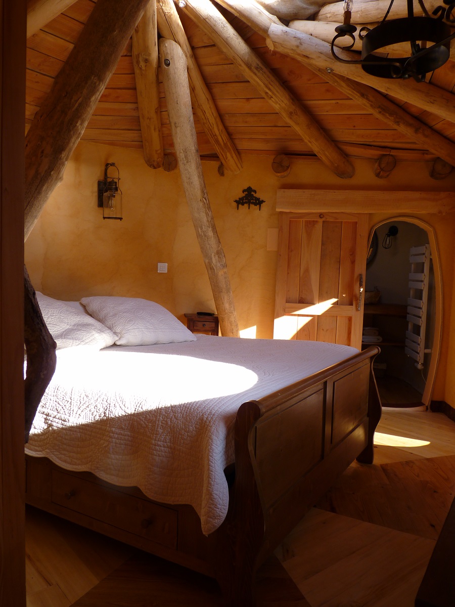 La Cabane-Spa Hobbit : une expérience immersive en Aquitaine à Salignac-Eyvigues — détail architectural
