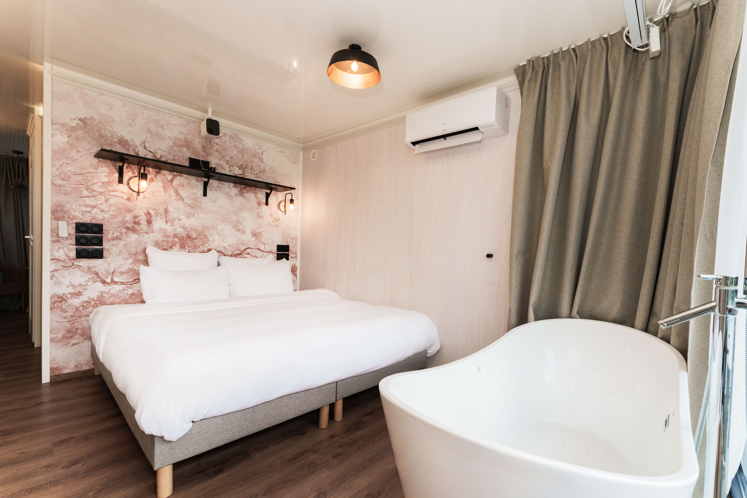 Photo 2/9 — Maison insolite « Suite flottante Lit king-size Balnéo — Maison insolite avec spa à L'Isle-Adam » à L'Isle-Adam…