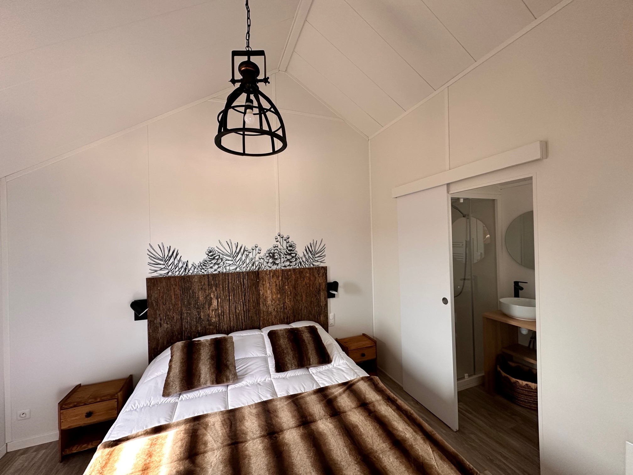 Lodge Suite et Spa Rustique : une évasion sensorielle en pleine nature à Vairé — chambre