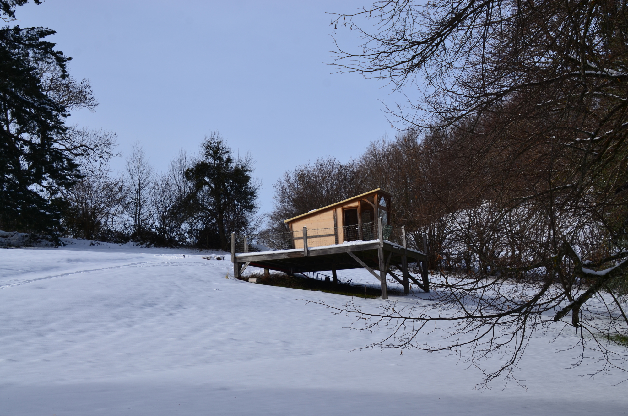 Cabane étoilée et son Spa — Nuit sous les étoiles à Isère à Saint-Quentin-sur-Isère — chambre