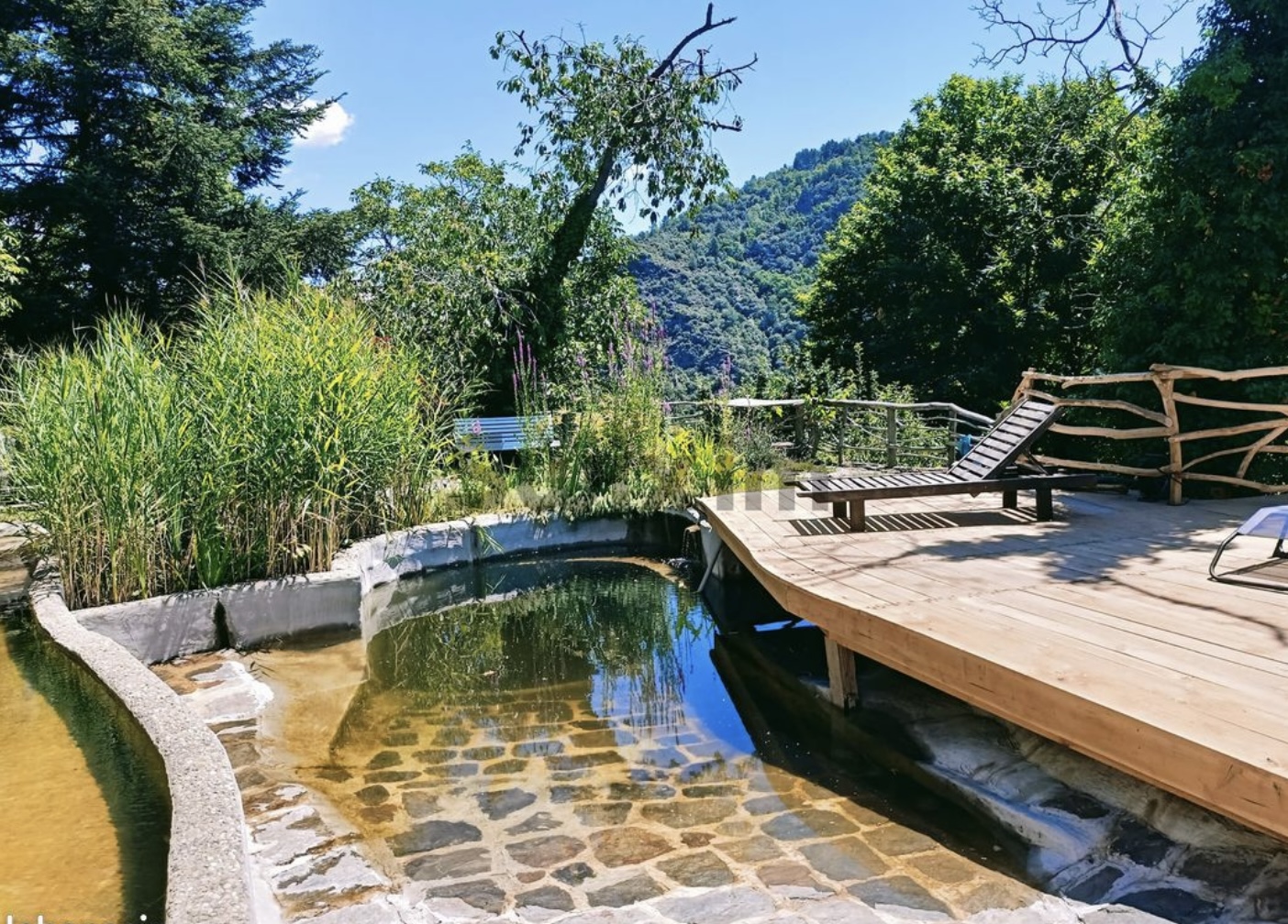 Yourte Ardèche — Nuit au bord d'un bassin naturel dans le Gard à Nîmes — détail architectural