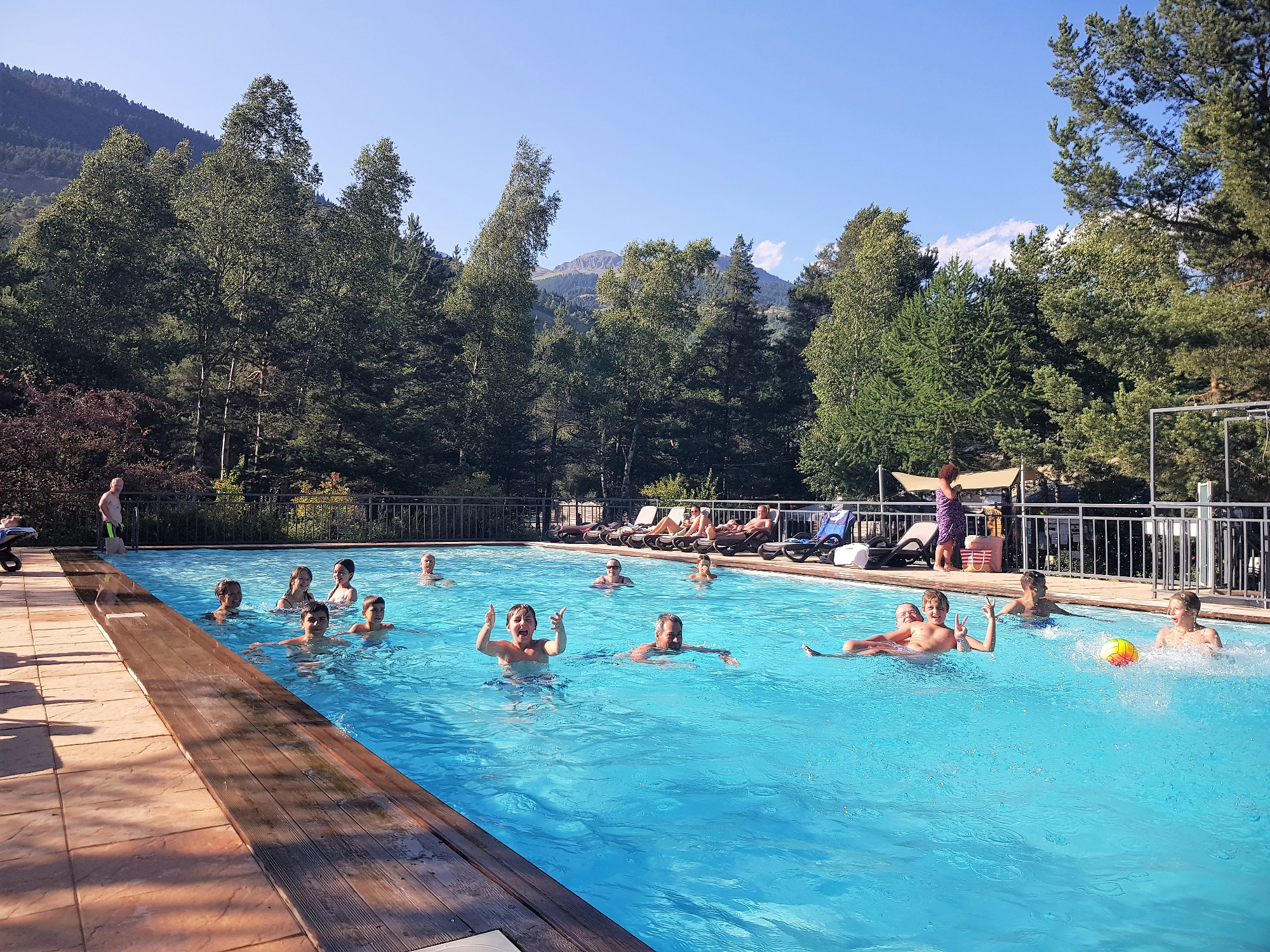 Kota Finlande & Spa : une expérience unique en pleine nature à Saint Martin De Queyrières — vue depuis la terrasse