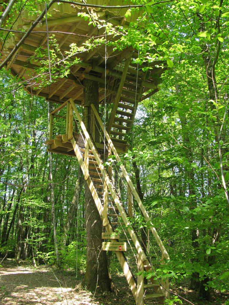 Évasion dans la Cabane de la Belle : un refuge dans les arbres à Magné — vue intérieure