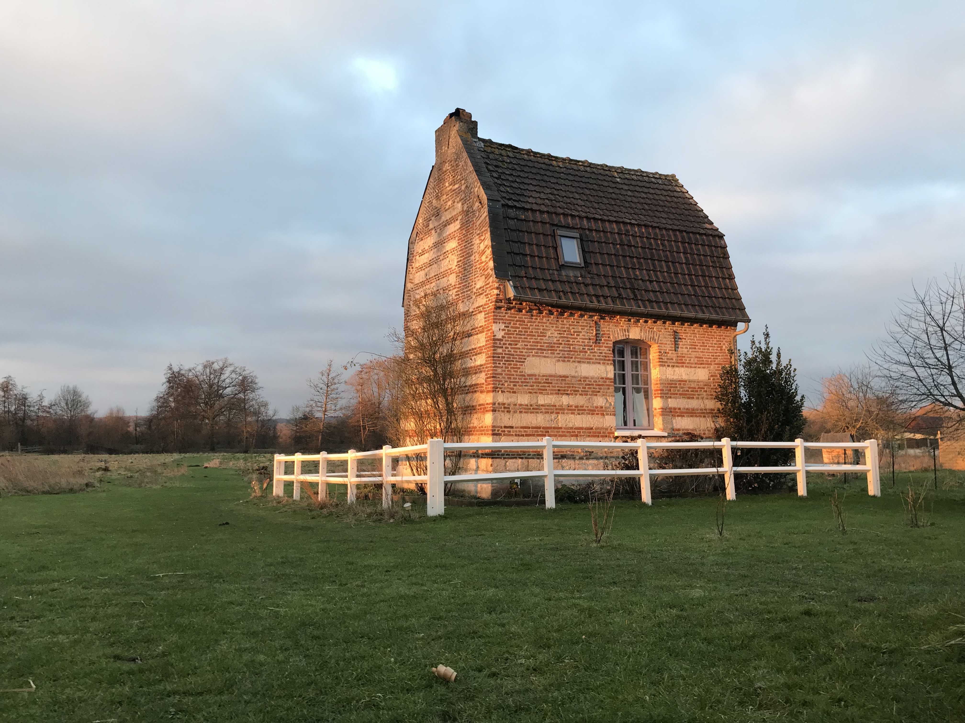 La Maisonnette de poupée avec cheminée — Maison insolite avec vue nature à Somme à Amiens — environnement naturel