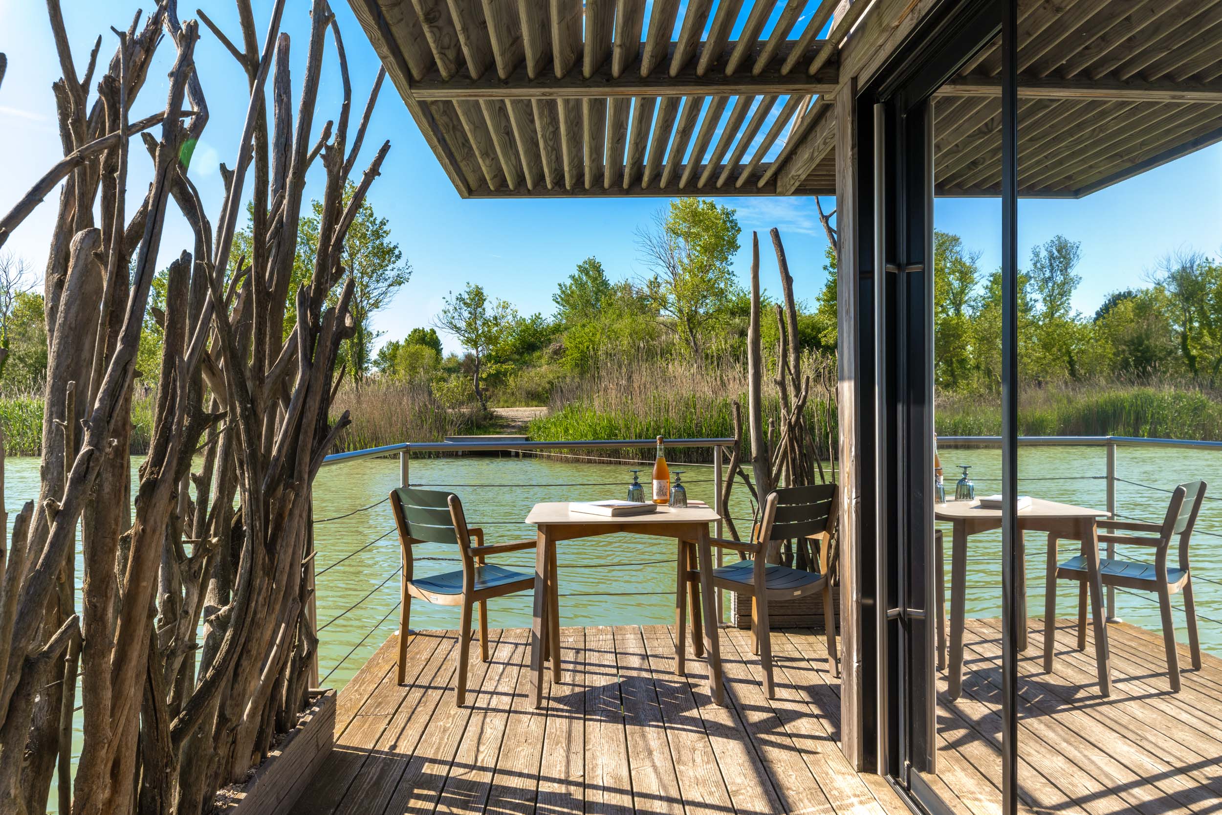 Éco-Cabane Utopie : une immersion sensorielle sur l'eau à Sorgues — salle de bain