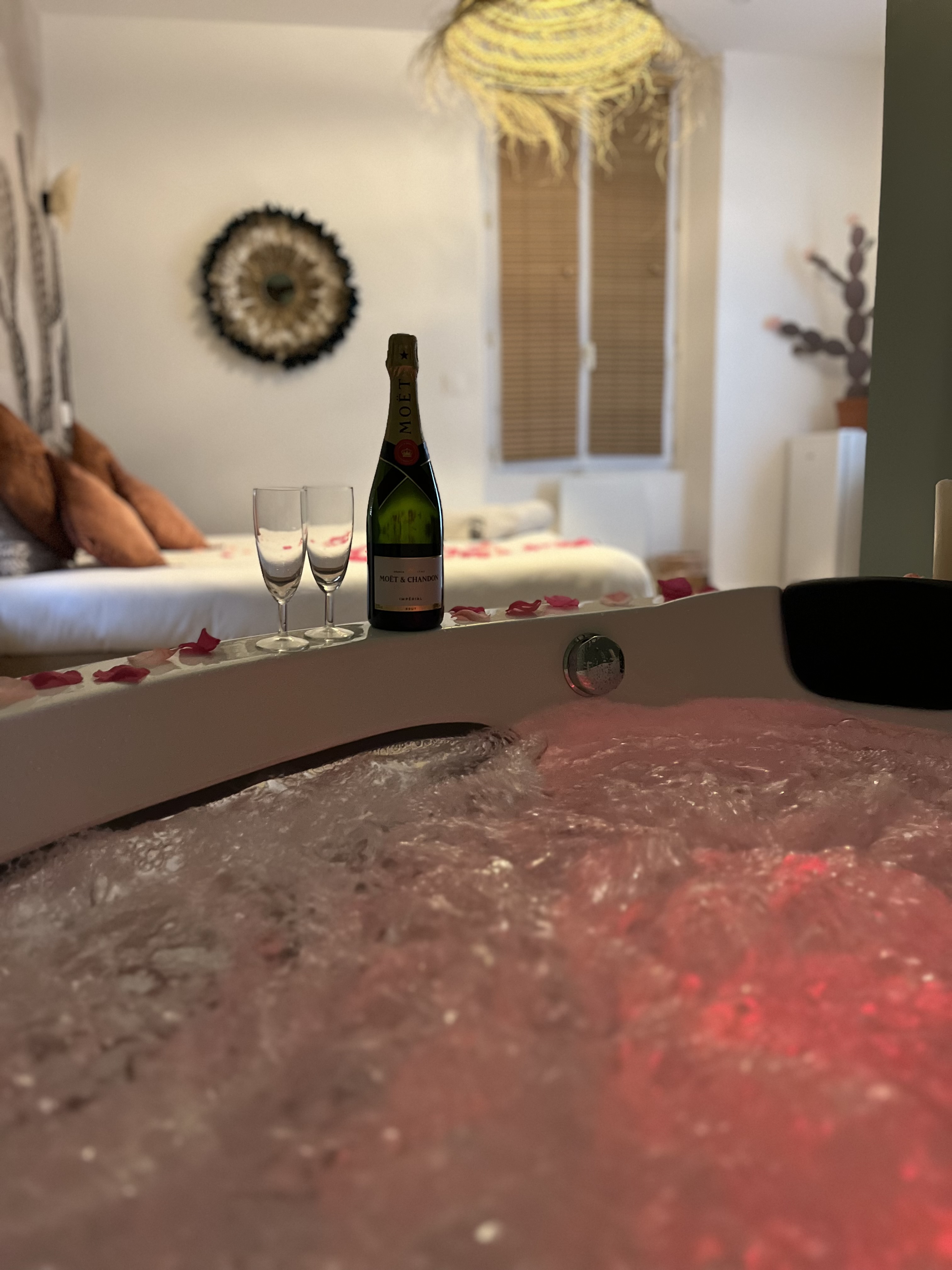Suite Mexique avec Jacuzzi — Hébergement insolite à Seine-et-Marne à Serris — espace de vie