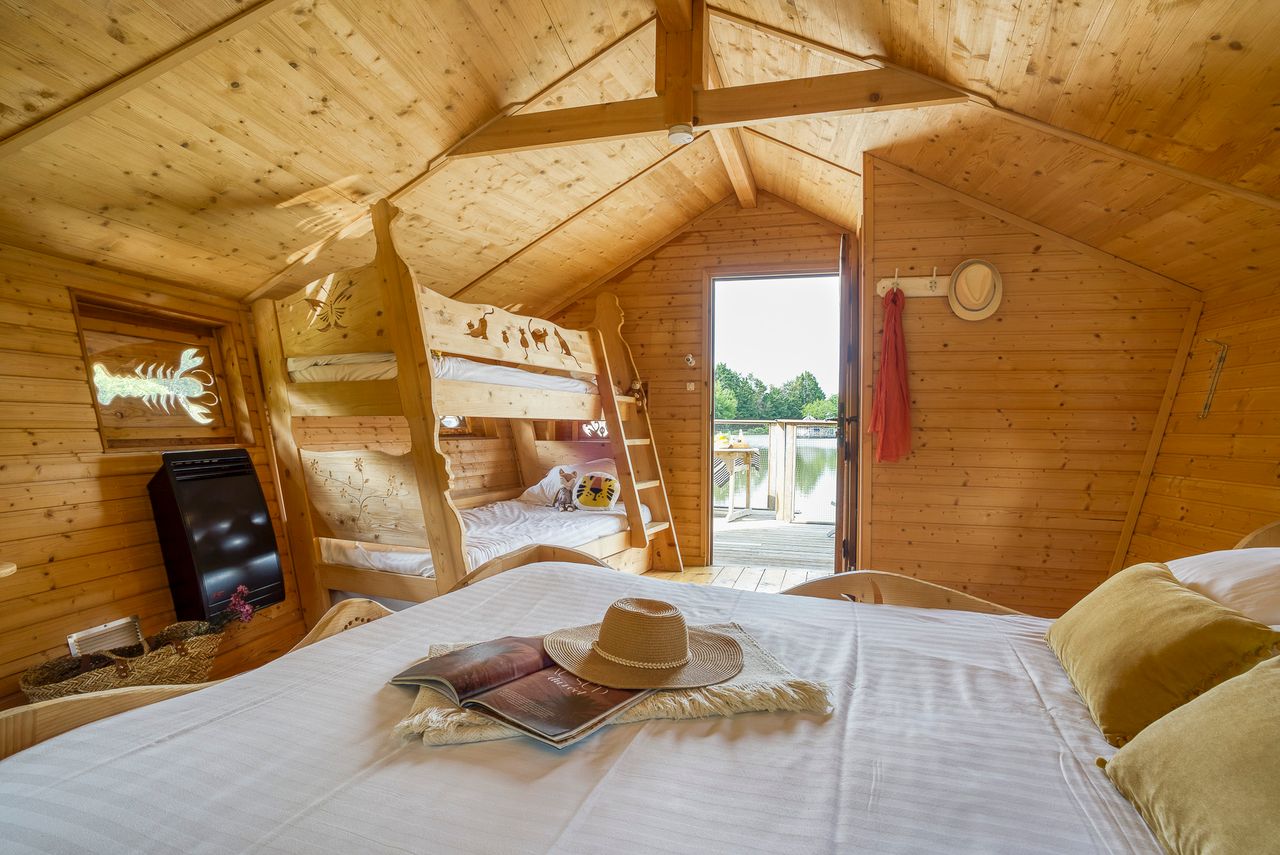 Cabane familiale flottante Alizée : une expérience unique sur l'eau à Pressac — chambre