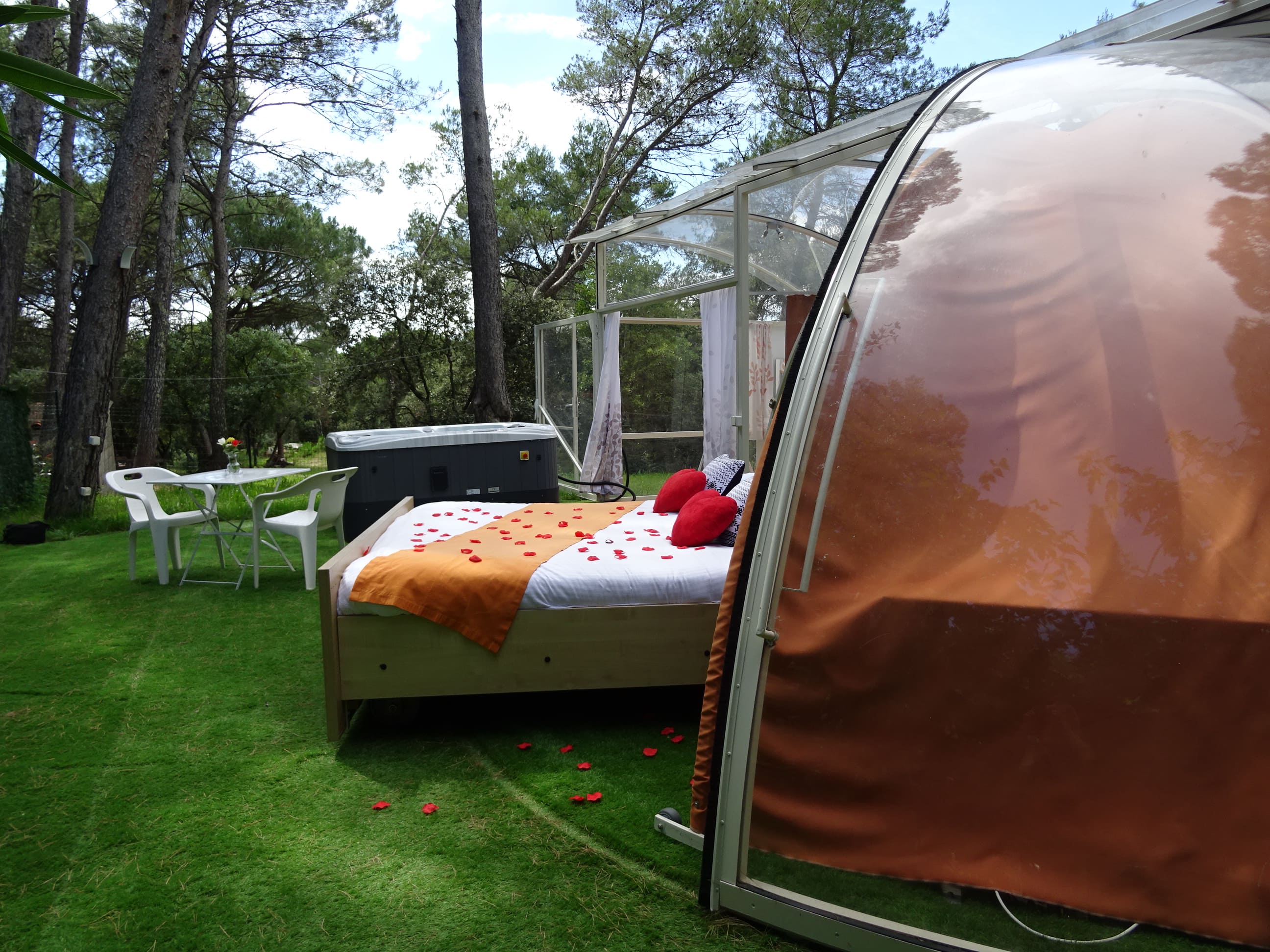 Bulle Spa sous les Pins — Nuit insolite avec spa à Var à Cabasse — vue depuis la terrasse