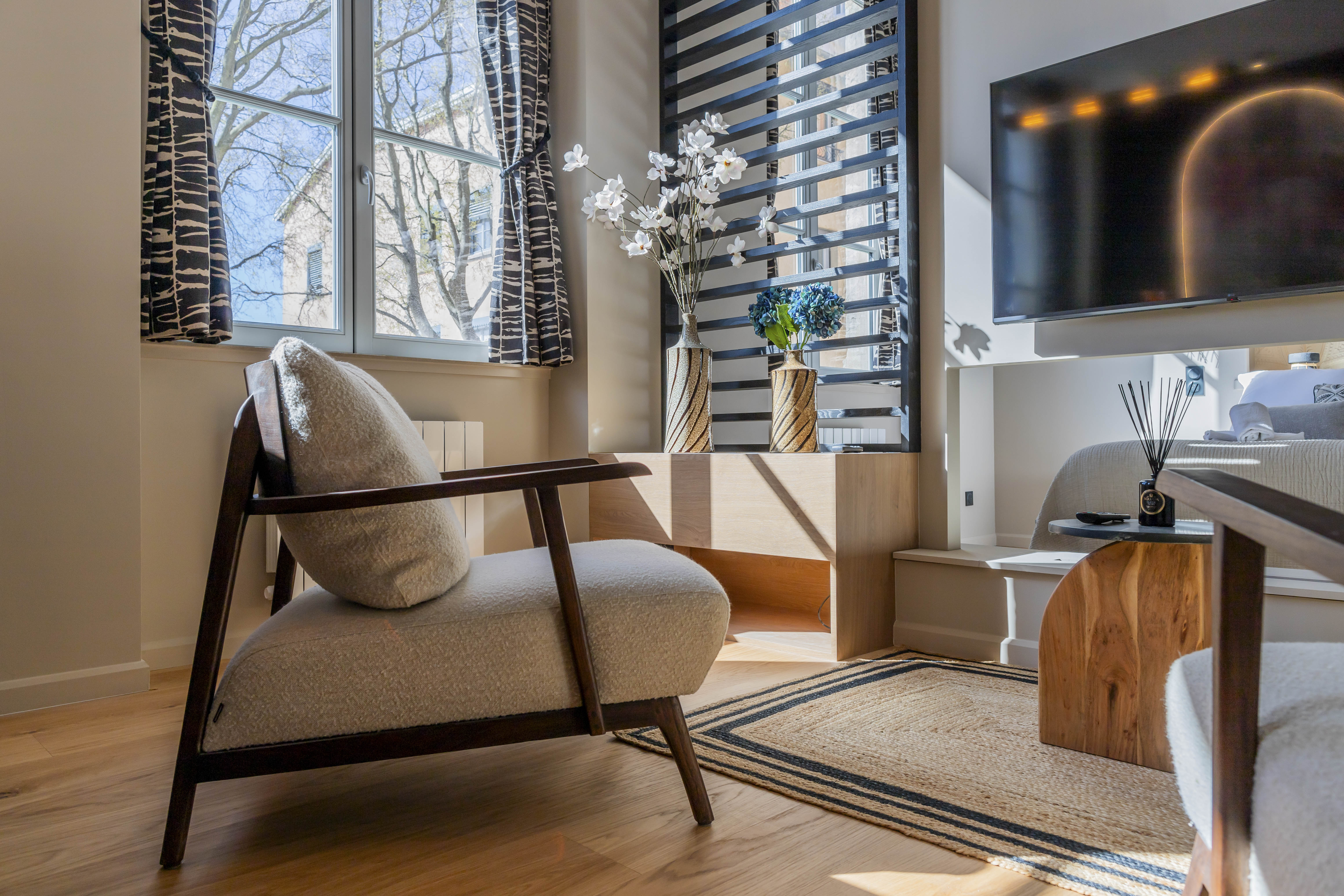 Une expérience immersive dans une suite de luxe avec spa et cinéma à Lyon — vue intérieure