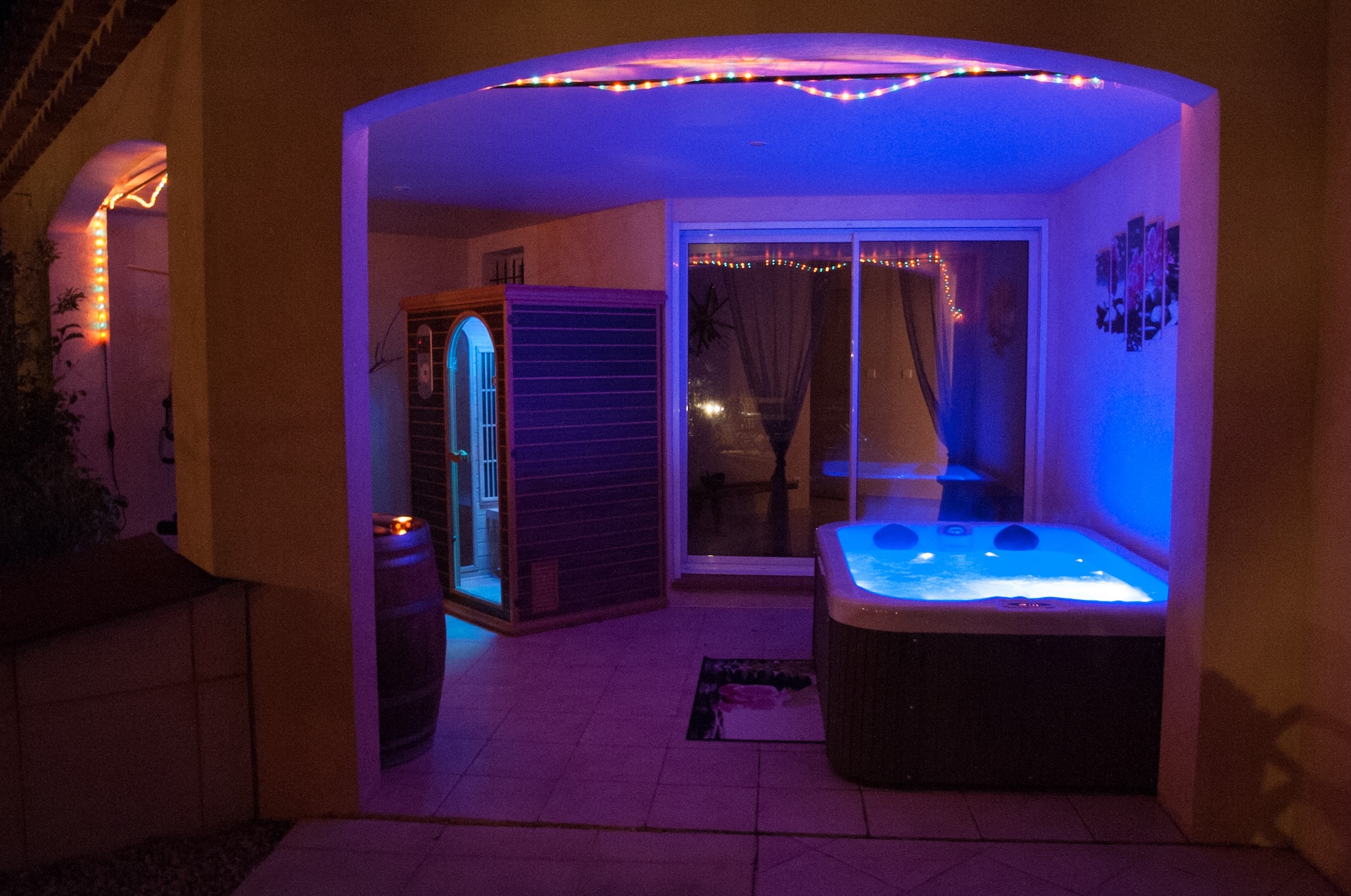Évasion sensorielle dans une roulotte avec spa privatif en Provence à Lorgues — vue intérieure