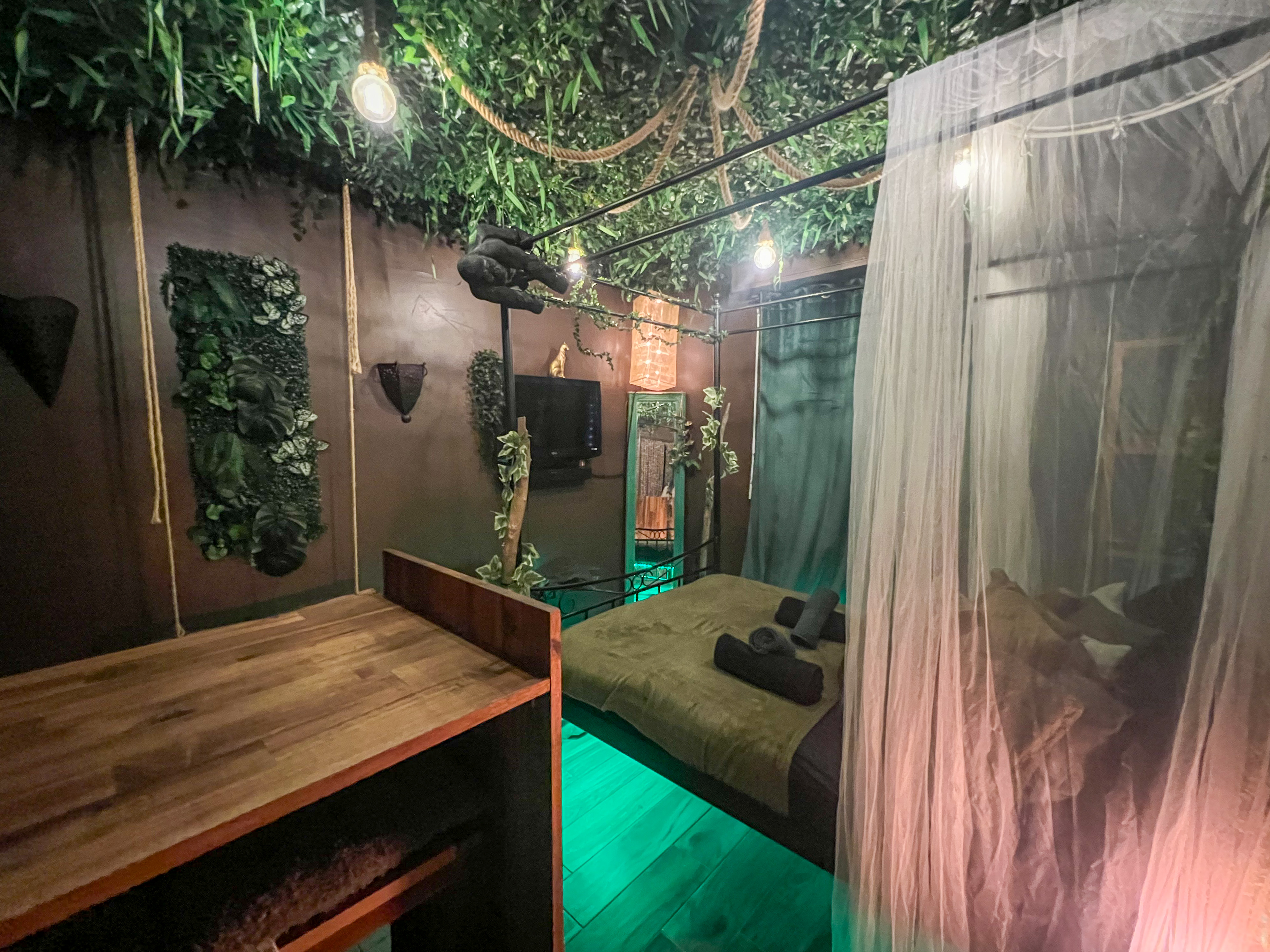 La Tanière de Mowgli — Chambre à thème avec spa à Plage du Môle (Hérault) à Agde — cuisine