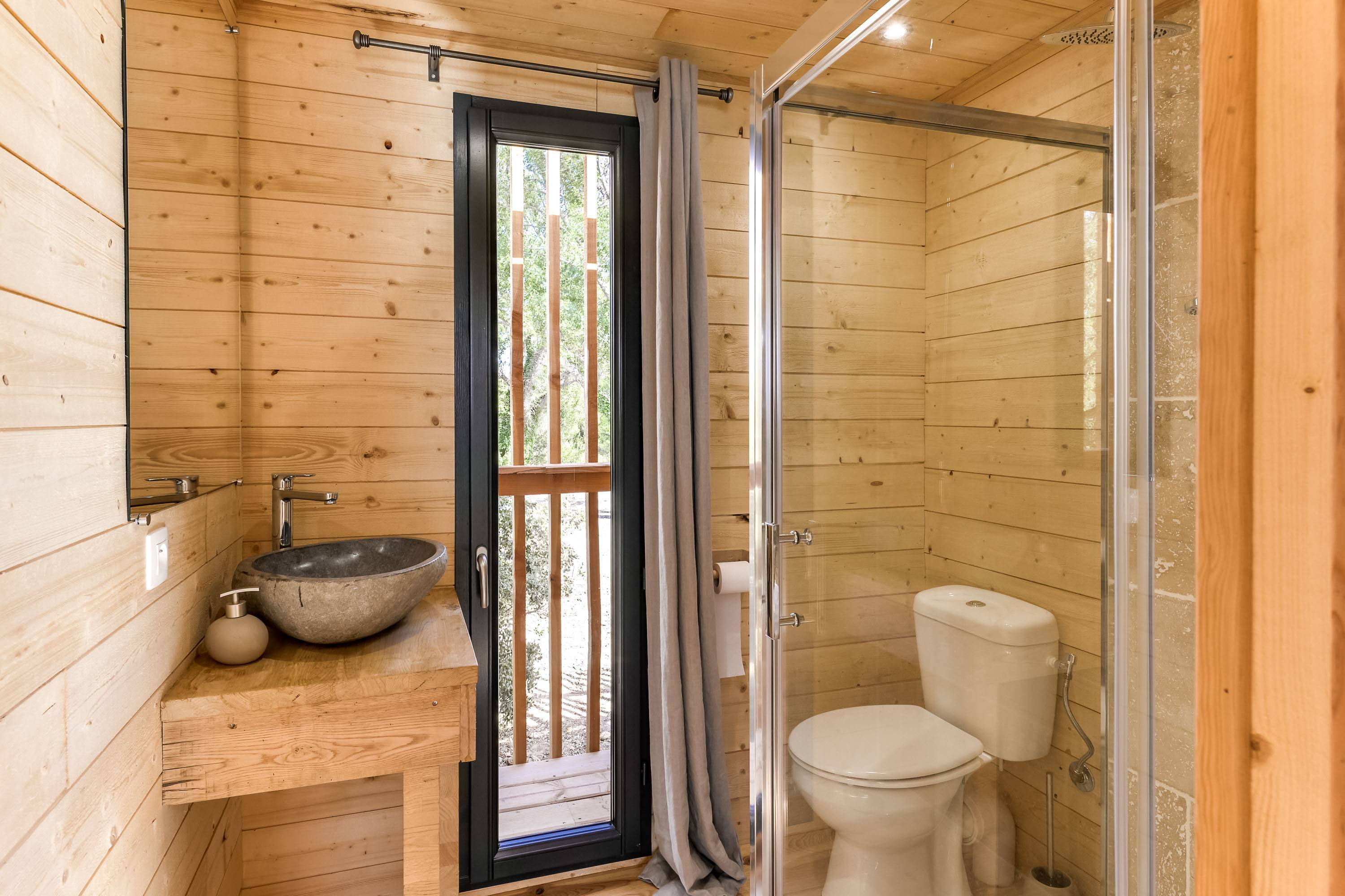 Cabane Spa Provençale : une expérience unique en hauteur à Sorgues — environnement naturel