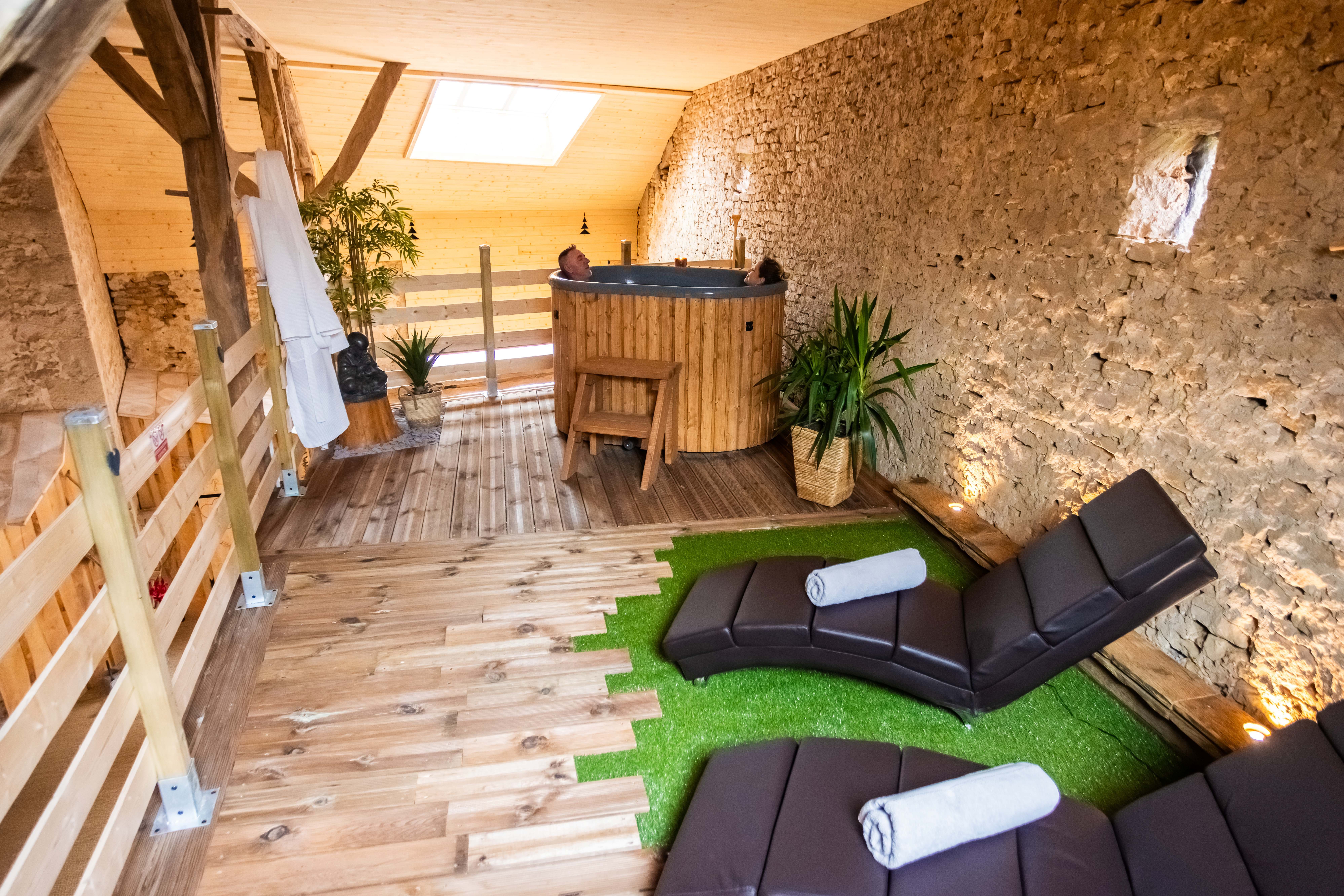 La Cabane et SPA Chez Jules — Cabane avec spa à Doubs à Besançon — vue intérieure