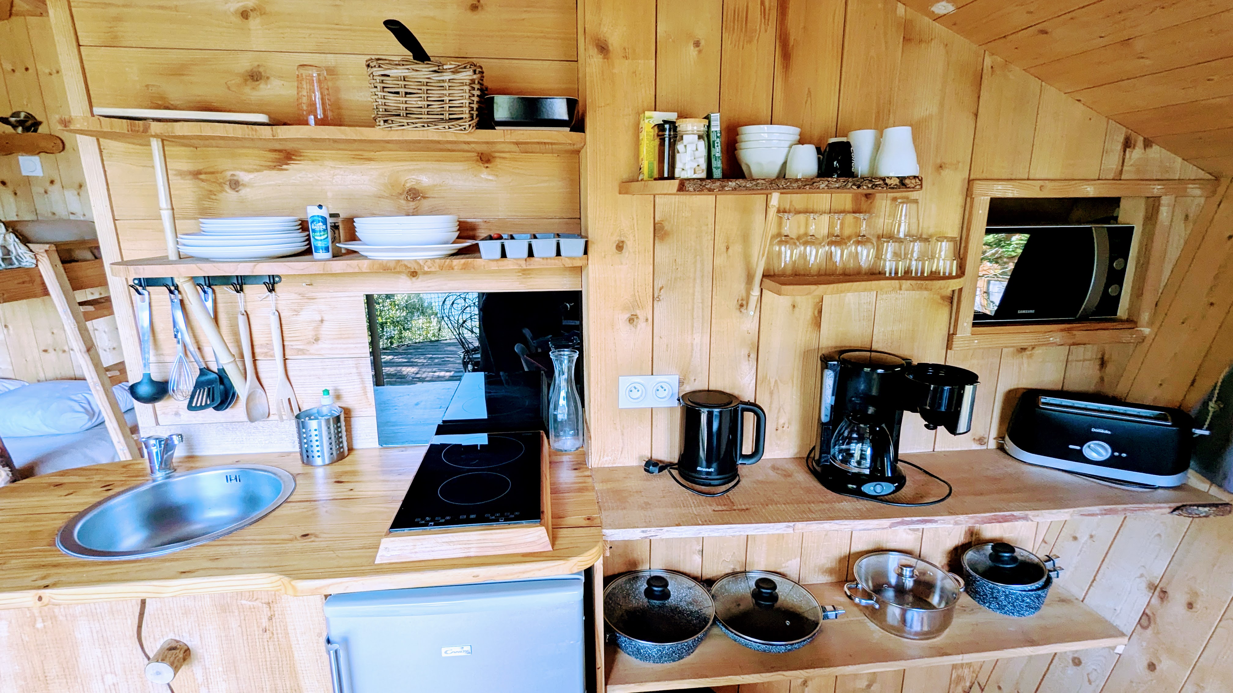 La Chênaie : une cabane sur pilotis pour une immersion en nature à Serrières-Sur-Ain — détail architectural