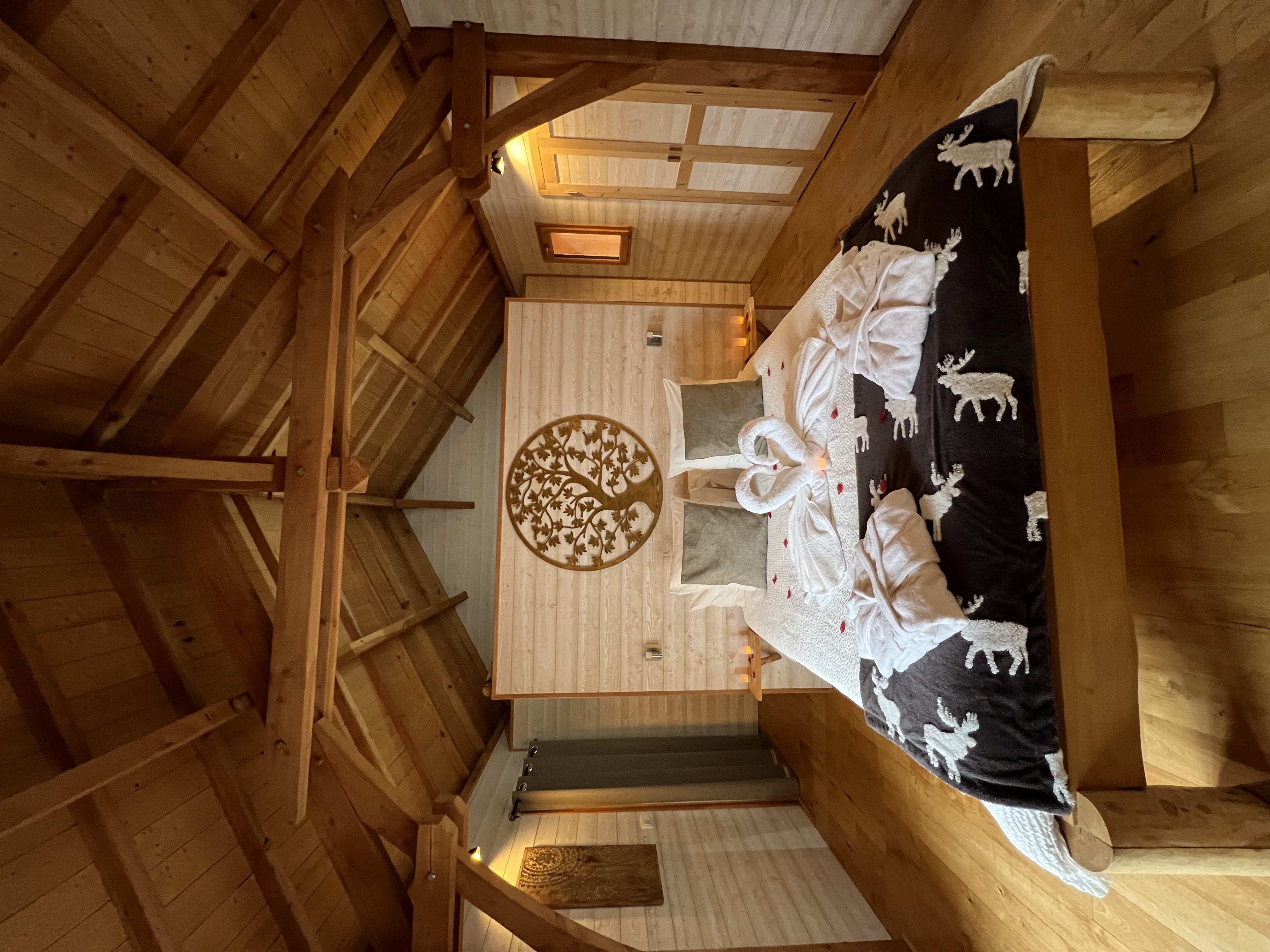 Cabane Spa Écureuil : une évasion dans les arbres en Franche-Comté à Bonlieu — espace de vie