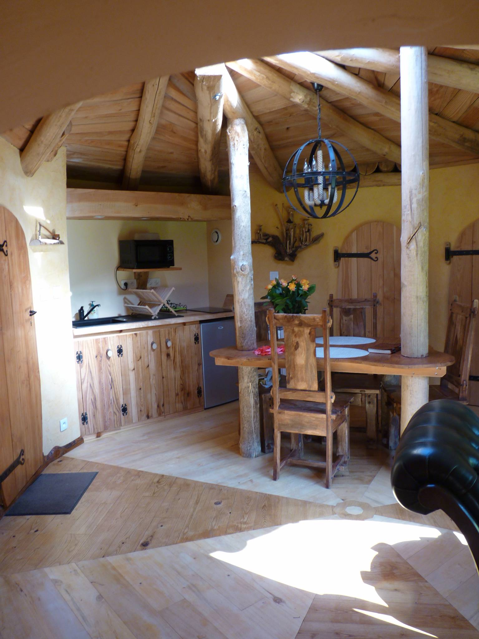 La Cabane-Spa Hobbit : une expérience immersive en Aquitaine à Salignac-Eyvigues — cuisine