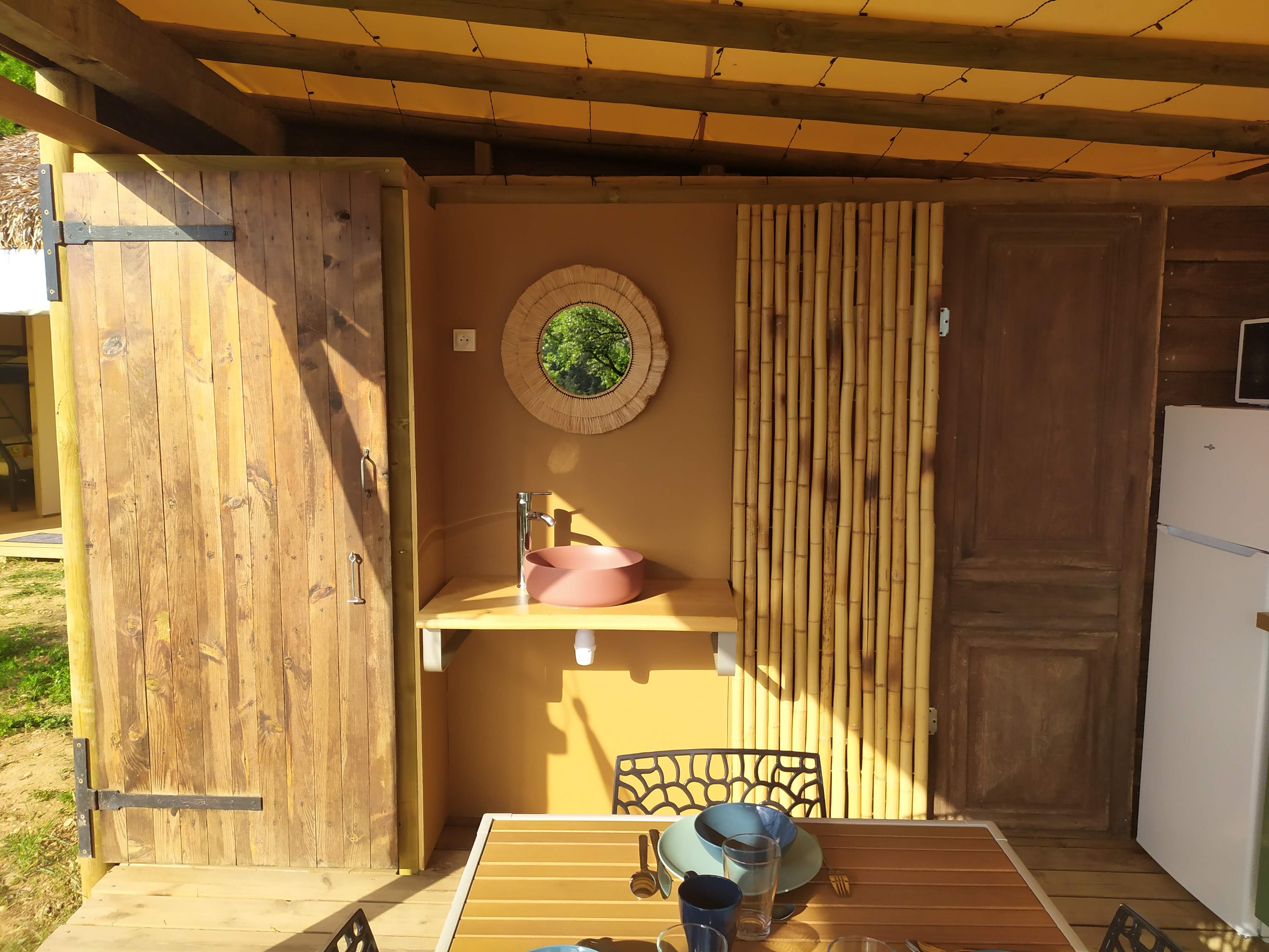 Savannah Lodge : une cabane immersive en Rhône-Alpes à Albon — cuisine