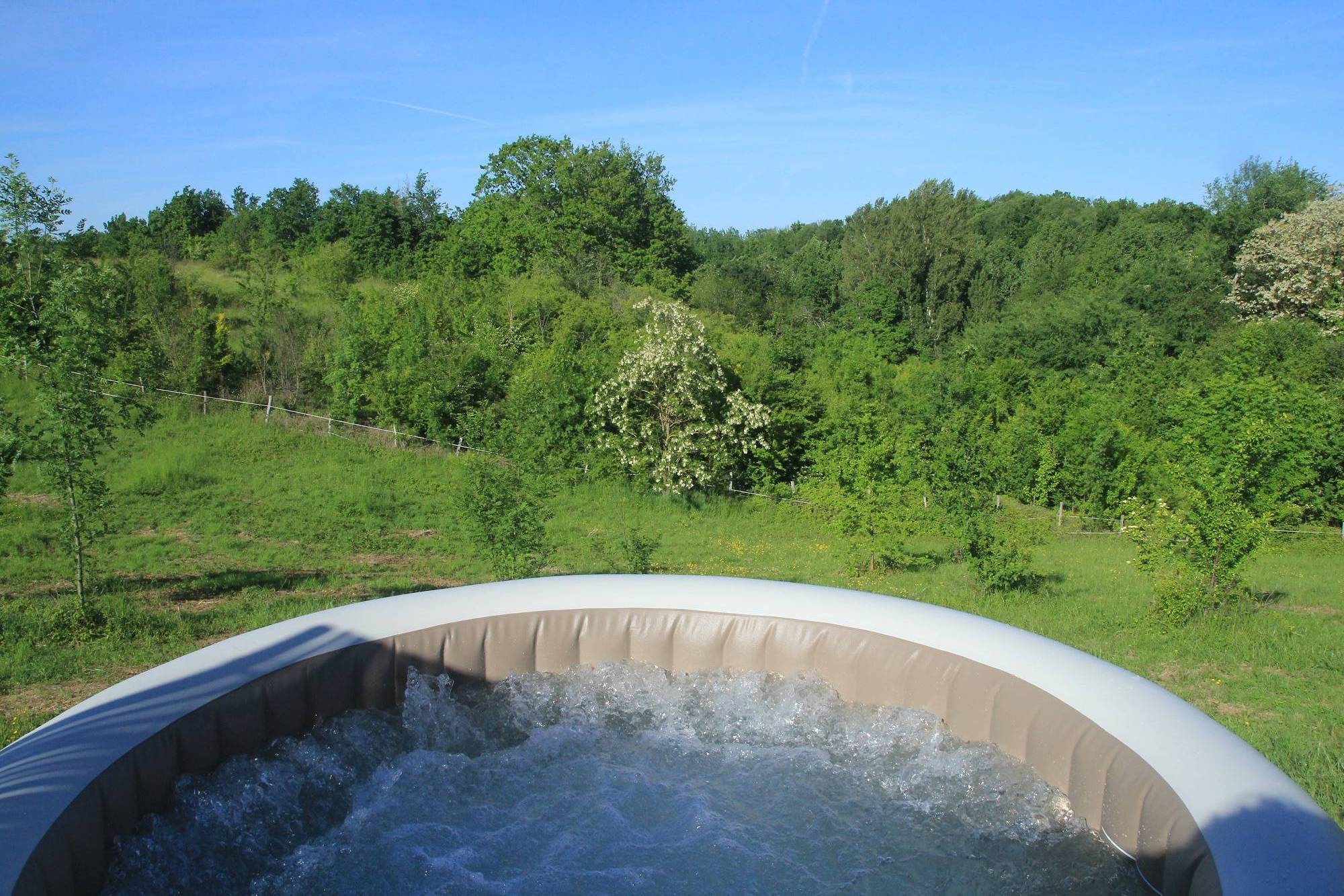 Bulle Spa Vénus : une nuit étoilée en pleine nature à Puycornet — espace de vie
