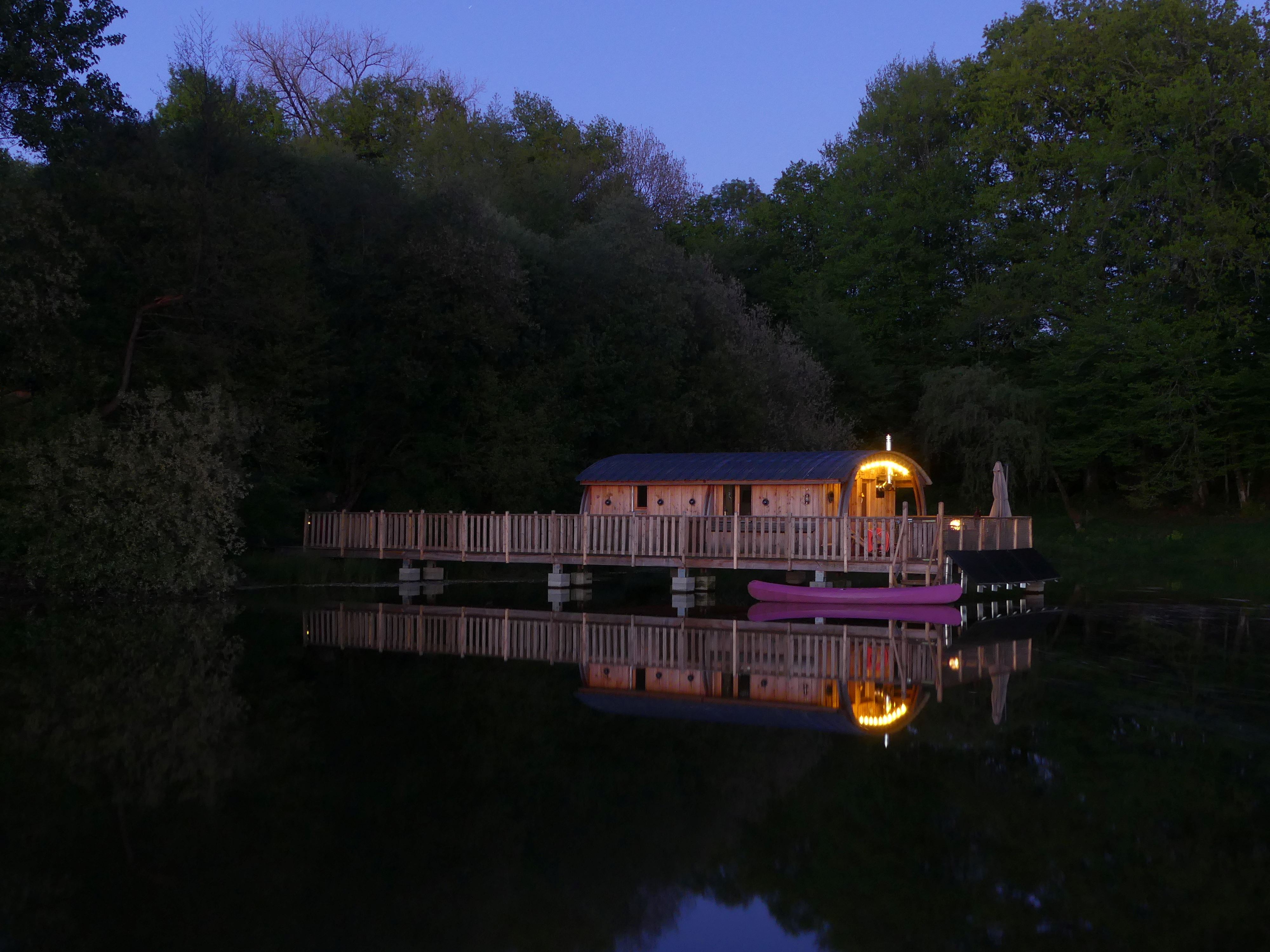 Cabane du Martin Pêcheur : une expérience unique sur l'eau à Saint Germain Les Vergnes — cuisine