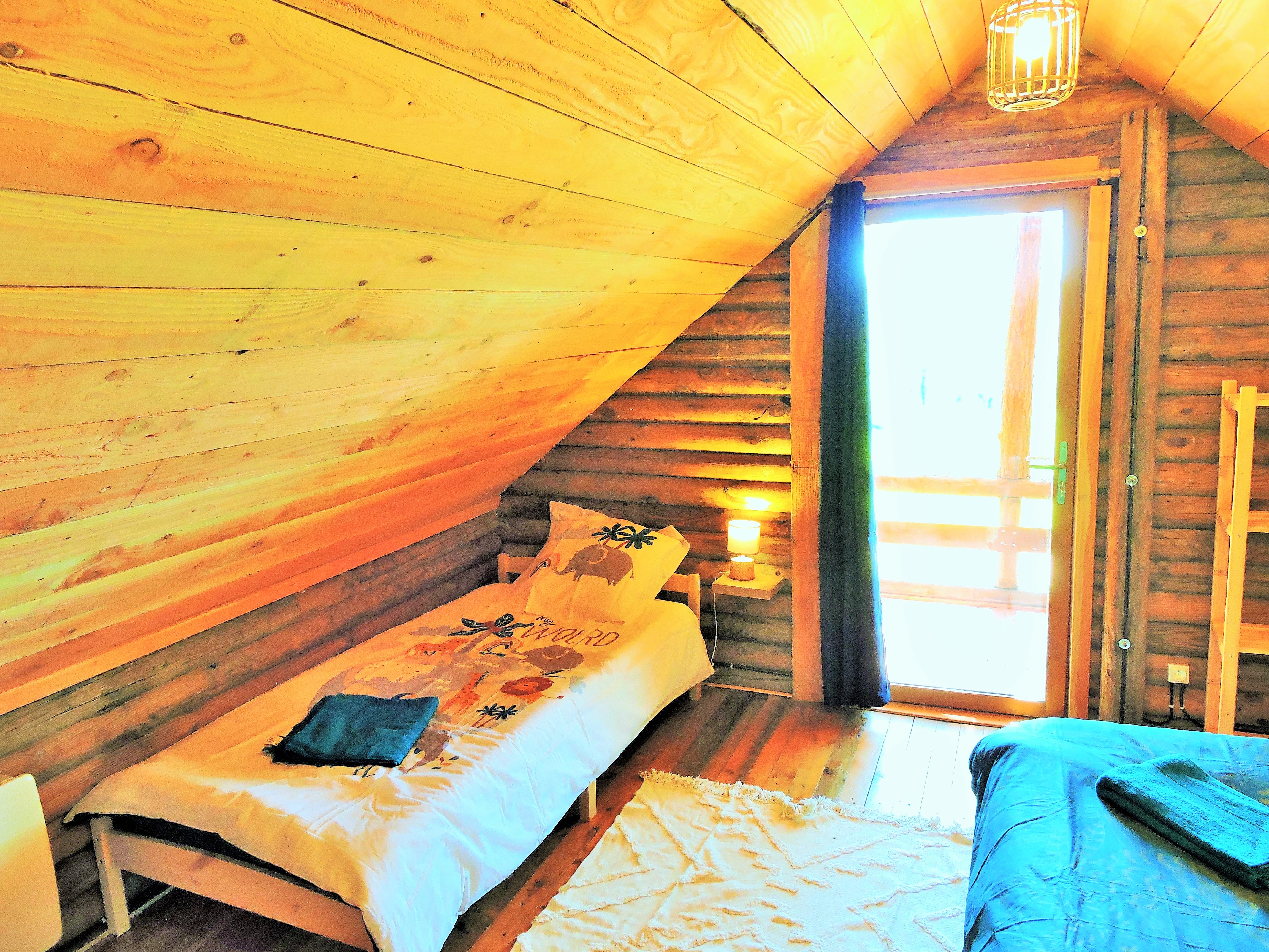 Authentique chalet en rondins — Chalet avec spa en Dordogne à Montignac-Lascaux — chambre