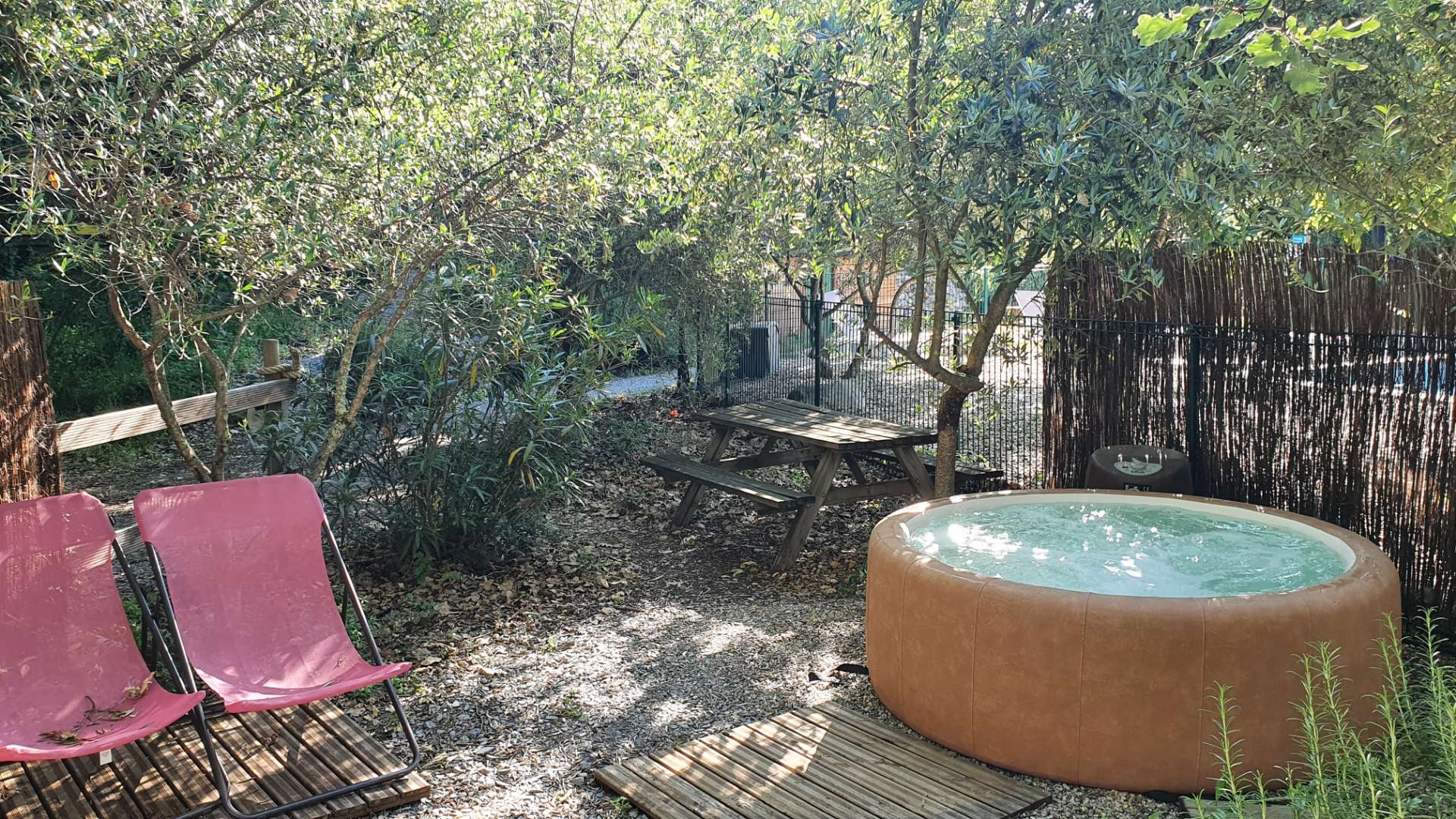 Un tipi lodge avec spa privatif pour une escapade romantique à Vogüé — vue intérieure