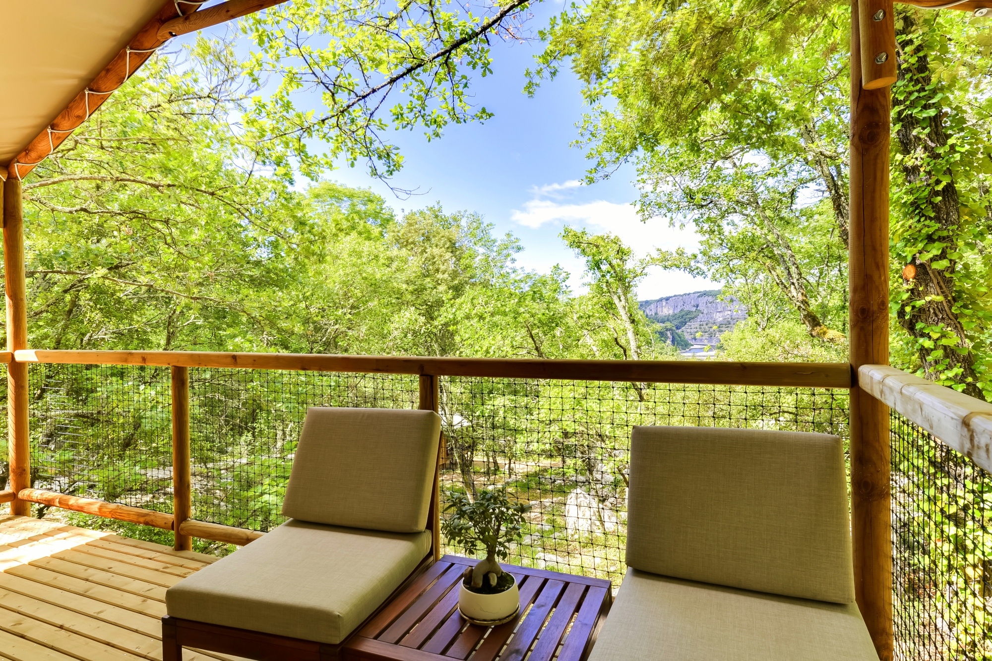 La Frigoule : un écolodge enchanteur en Rhône-Alpes à Balazuc — vue intérieure