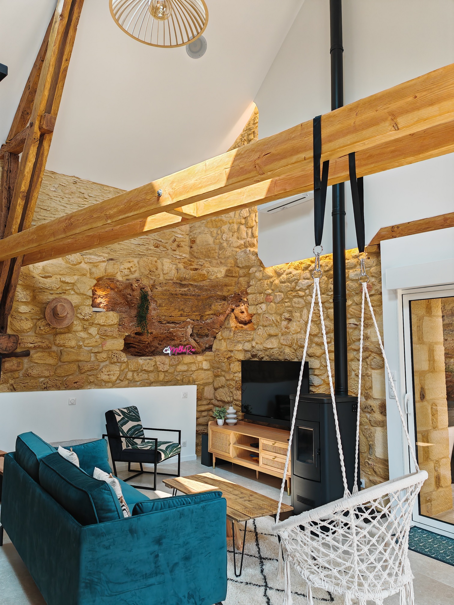 Milharoc — Maison troglodyte avec spa à Milhac (Lot) à Milhac — espace de vie