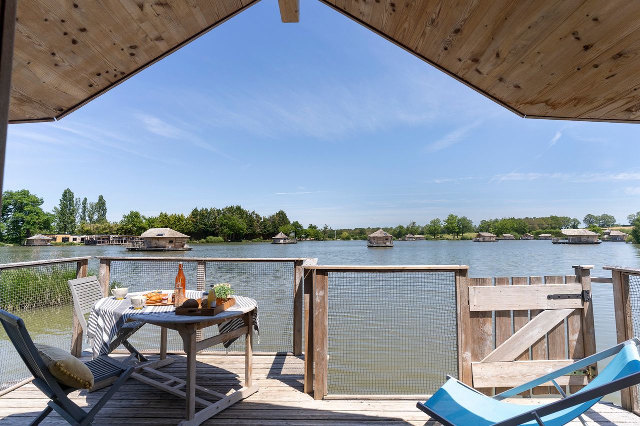 Cabane familiale flottante Alizée : une expérience unique sur l'eau à Pressac — vue intérieure