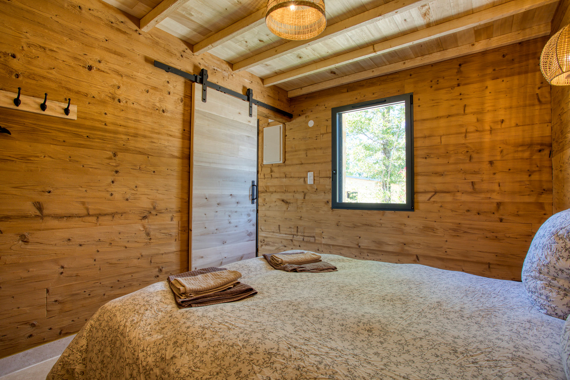 Lodge spa des Cèdres : une maisonnette au cœur de la nature à Sarlat — salle de bain