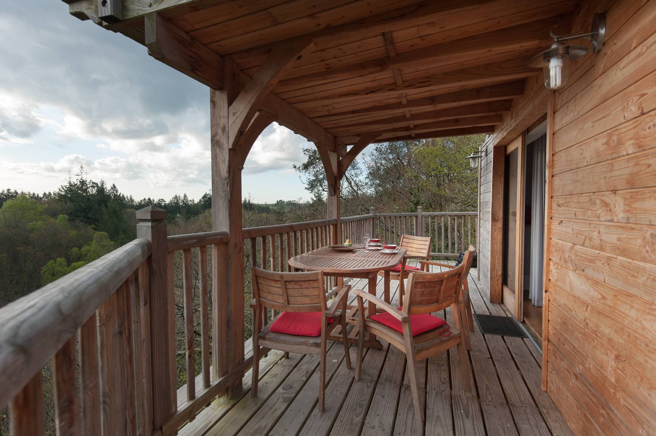 La Cabane Canopée Lodge : une expérience suspendue en Bretagne à Quistinic — vue intérieure