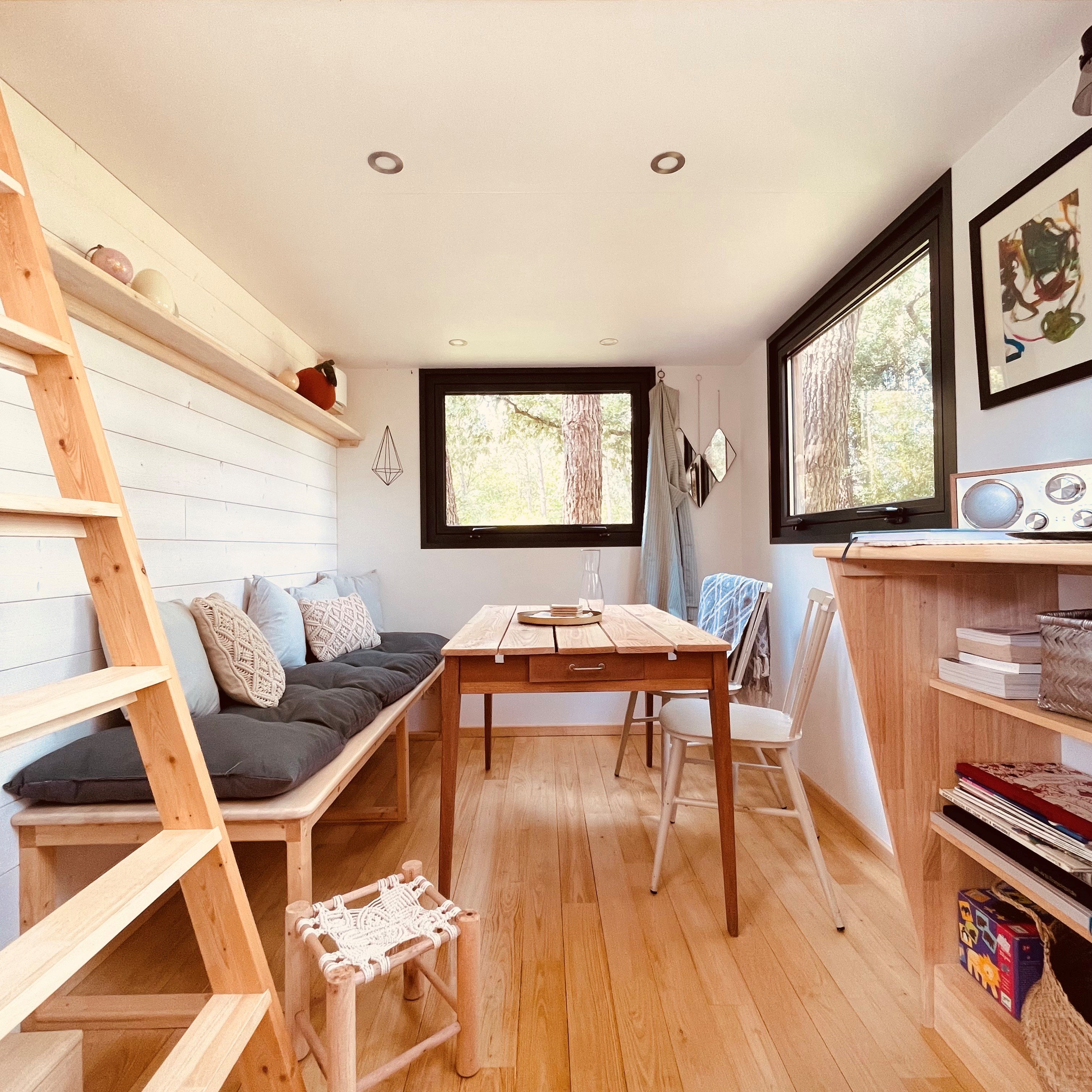 Évasion dans une tiny house moderne en Pays de la Loire à Clefs-Val-D'anjou — chambre