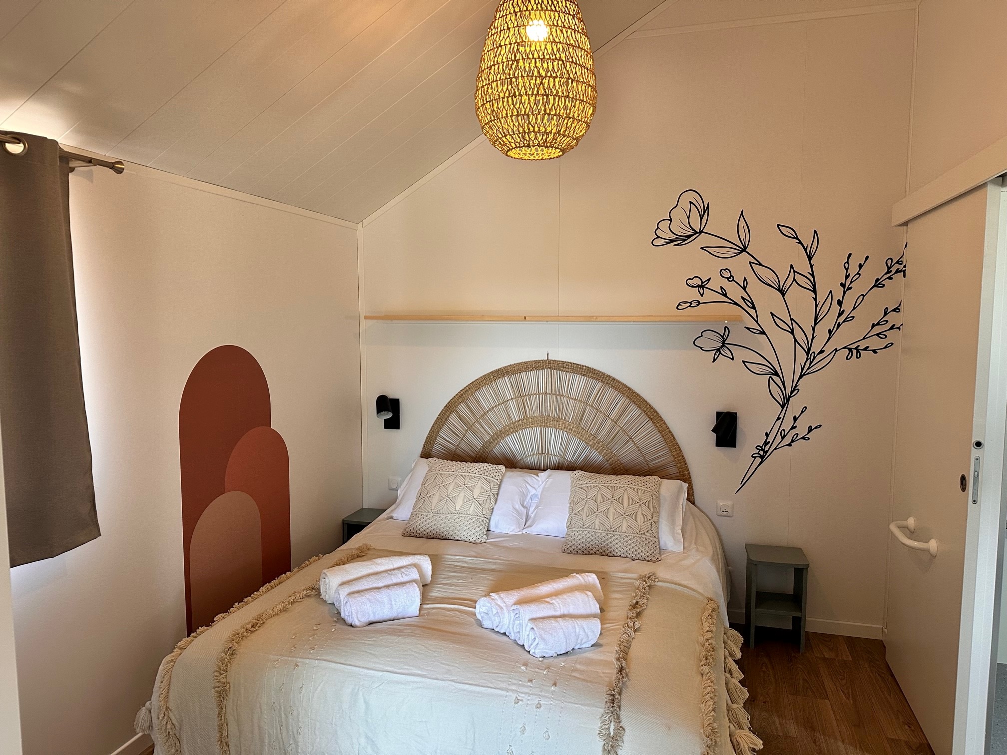 Lodge PMR et Spa Bohème : un refuge enchanteur en Vendée à Vairé — salle de bain