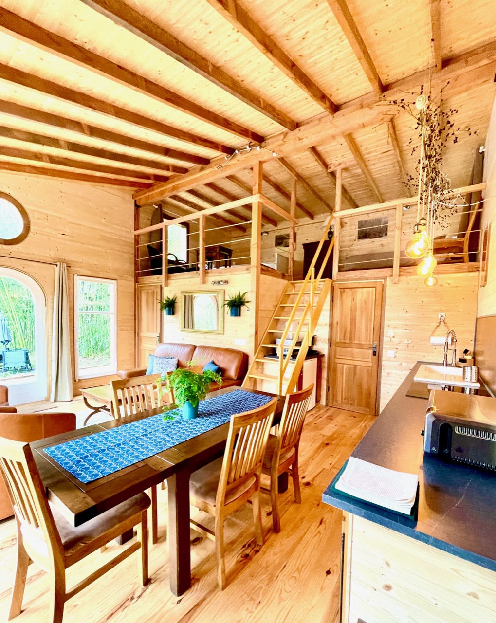 Un chalet en châtaignier au bord de l’eau à Sauvigny Les Bois — chambre