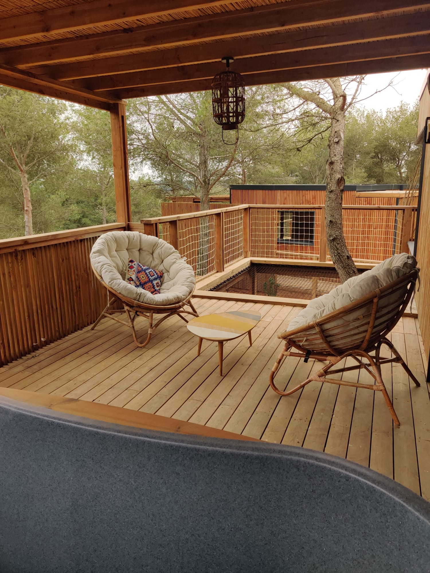 Villa Couple Baignoire Jacuzzi — Cabane sur pilotis à Gard à Saint-Jean-du-Gard — environnement naturel