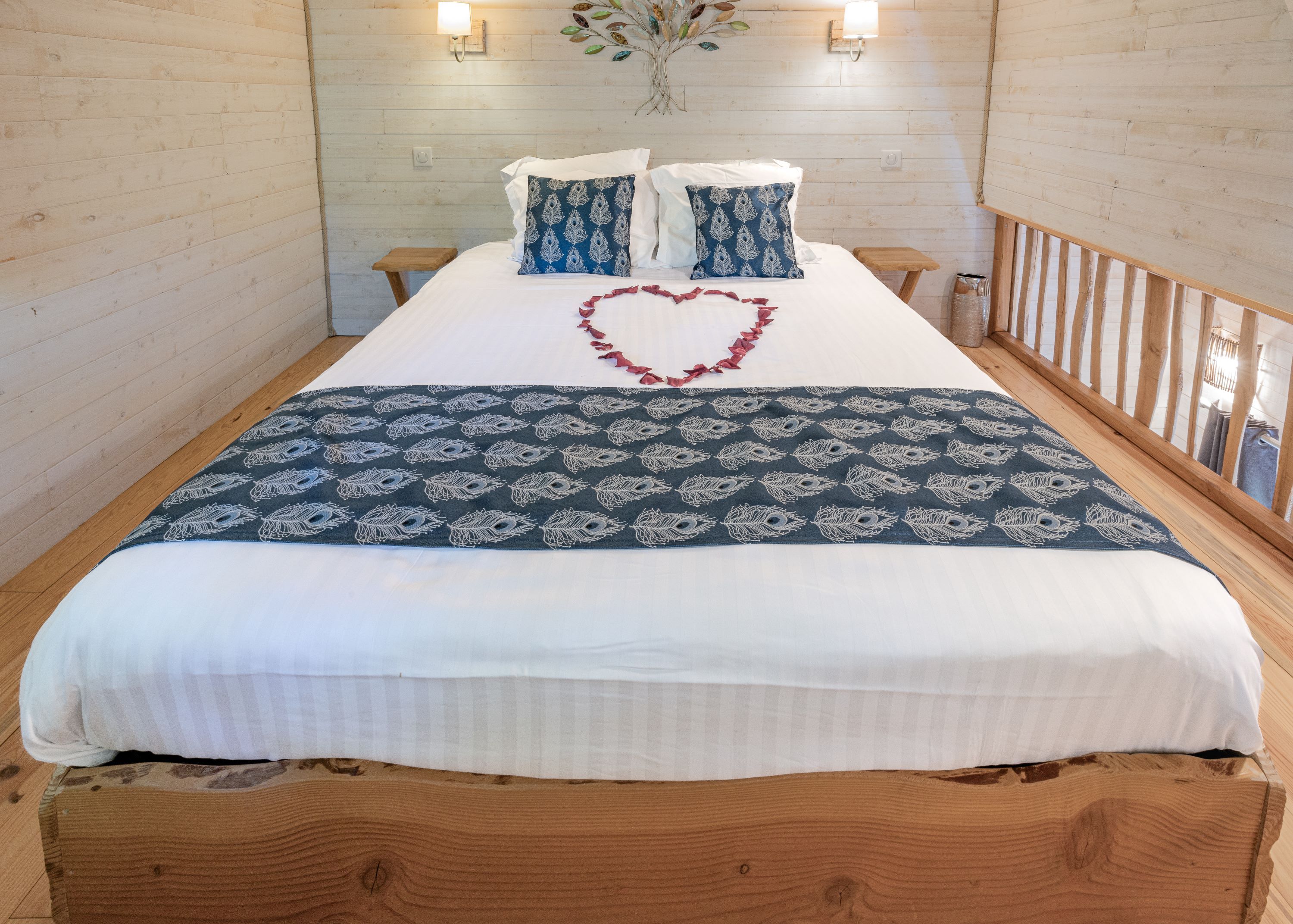 Évasion dans une cabane perchée avec spa en Aquitaine à Monsac — chambre