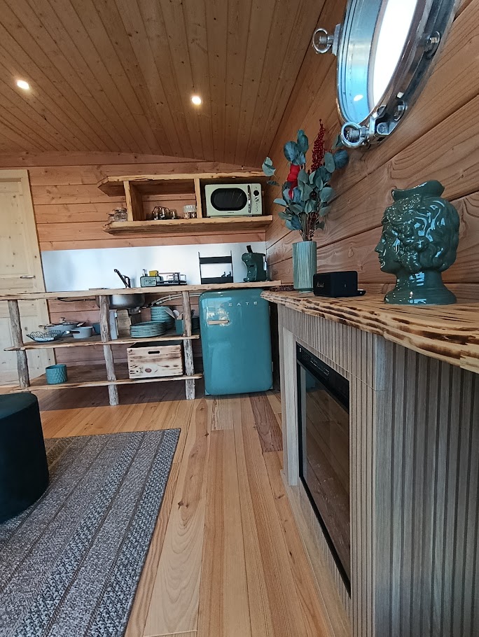 La Toue Belle de Maine — Péniche avec spa à Angers à Angers — cuisine