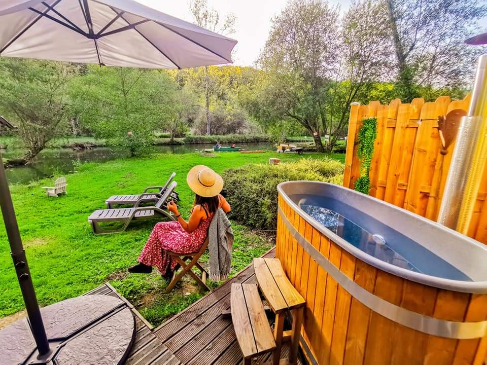 La Cabane du Pêcheur — Cabane au bord d'un étang de pêche à Sarlat à Sarlat-la-Canéda — espace de vie