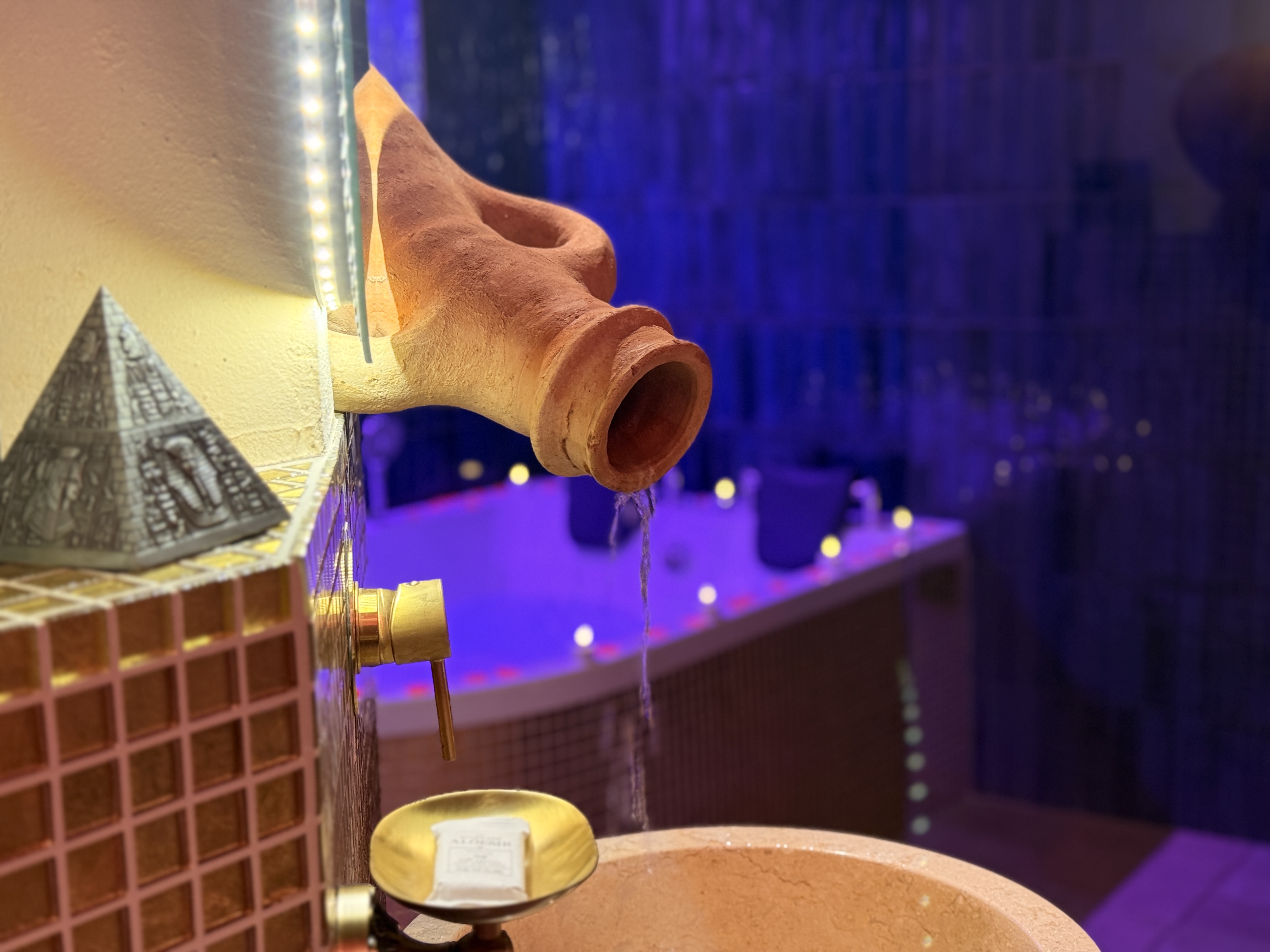 Le Secret de Cléopâtre — Chambre à thème avec Jacuzzi à Bas-Rhin à Haguenau — espace de vie