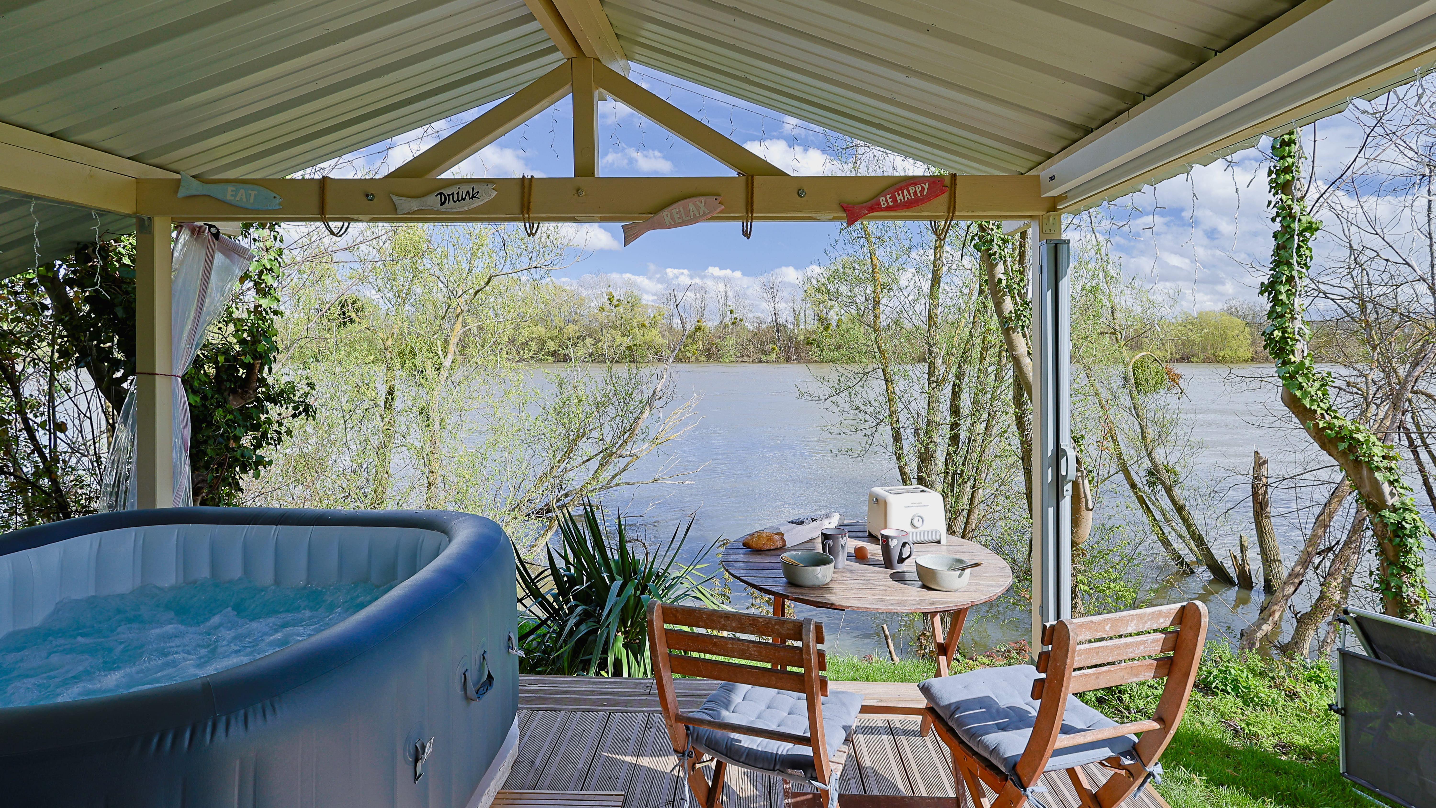 Chalet bord de Seine & Spa : une évasion romantique en Île-de-France à Carrières-Sous-Poissy — espace de vie
