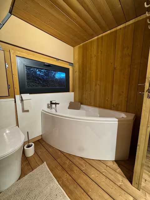 Cabane Glamp Marguerite — Séjour détente avec spa à Pyrénées-Orientales à Perpignan — détail architectural