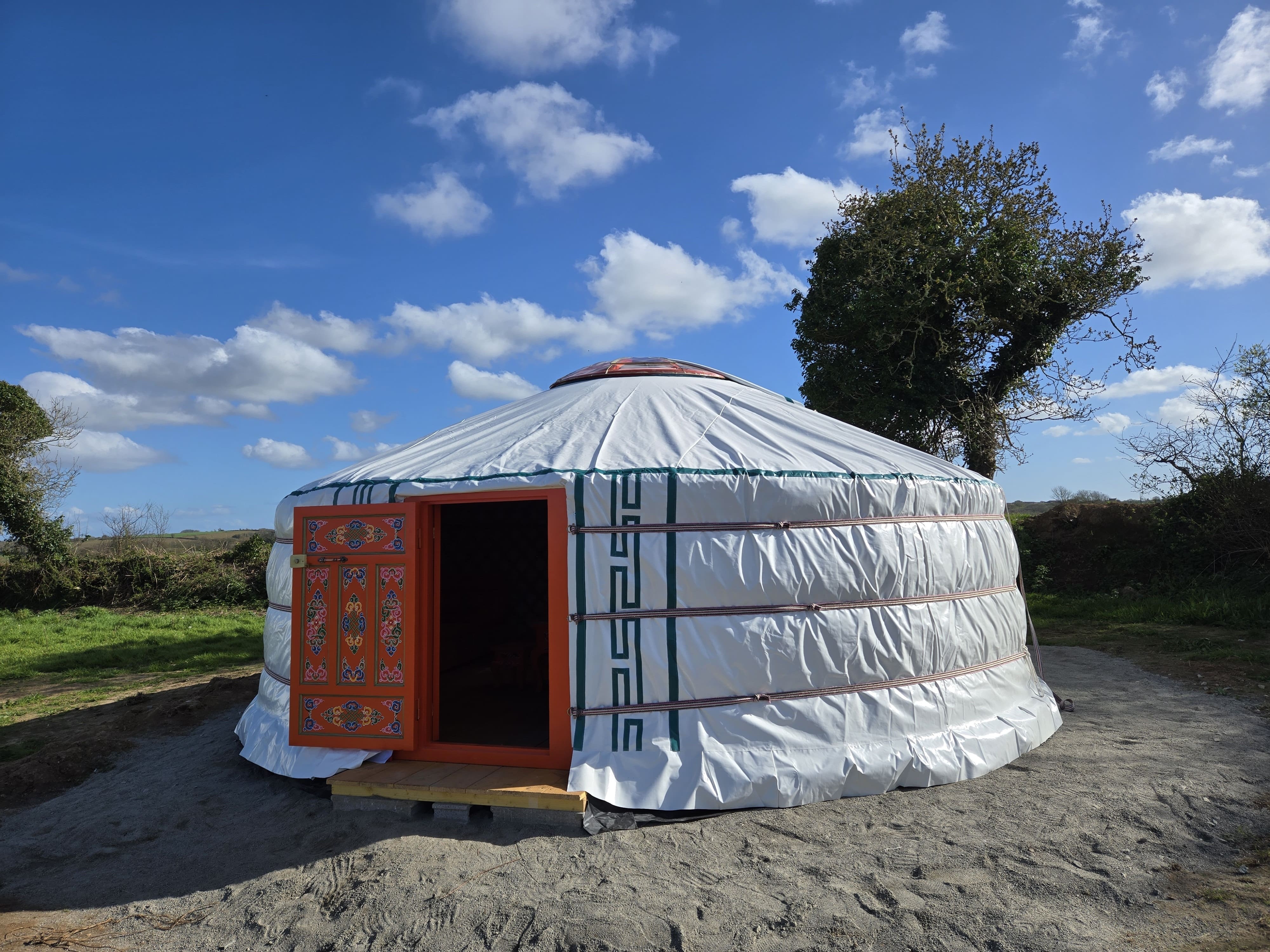 Yourte de Tréou — Nuit insolite avec spa en Finistère à Le Tréhou — espace de vie