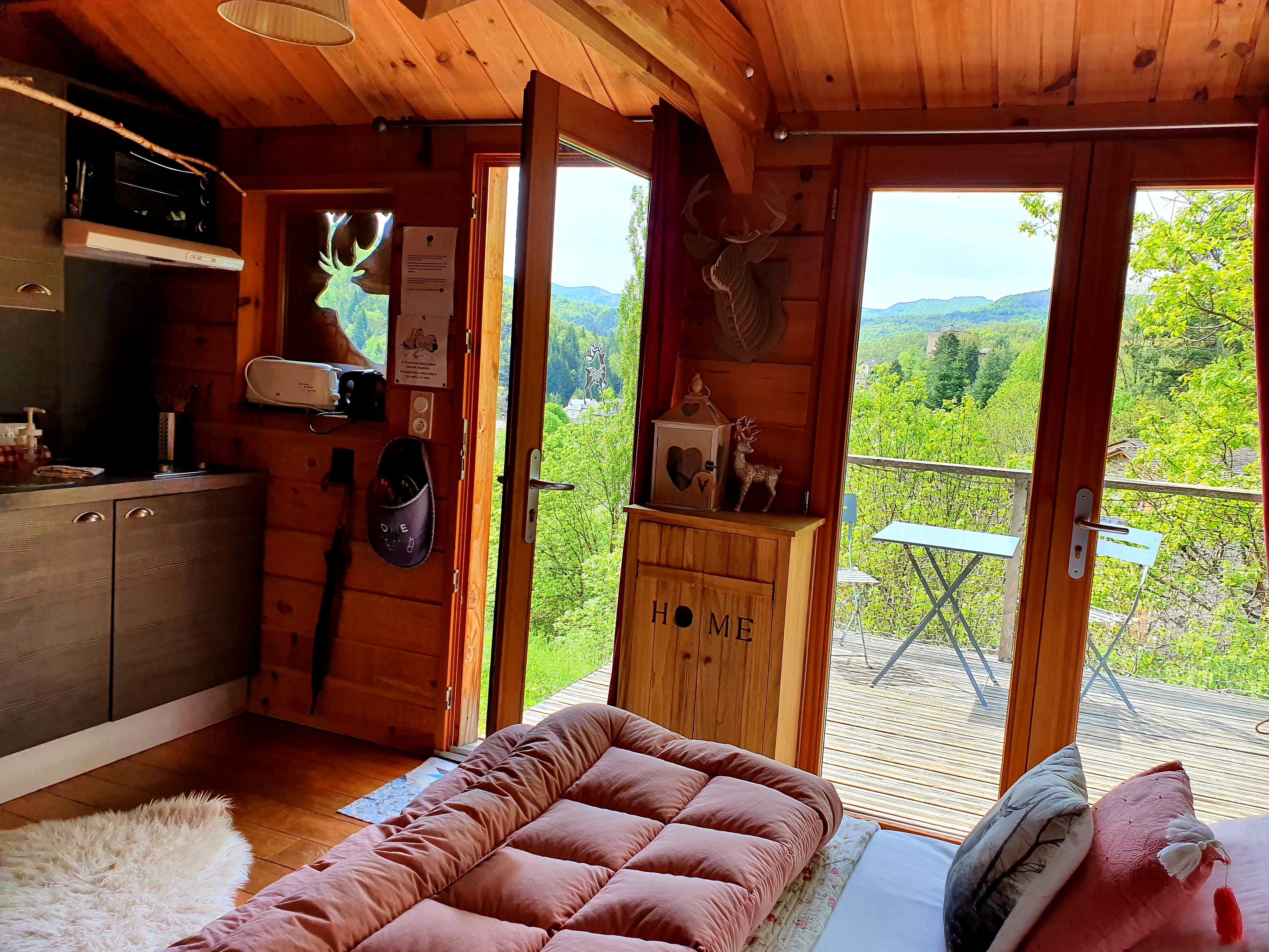 Cabane Cerf & spa : une évasion dans les arbres en Lozère à Vebron — vue intérieure