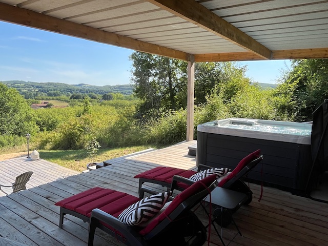 Cabane Spa et vue panoramique — Séjour relaxant en Dordogne à Sarlat-la-Canéda — espace de vie