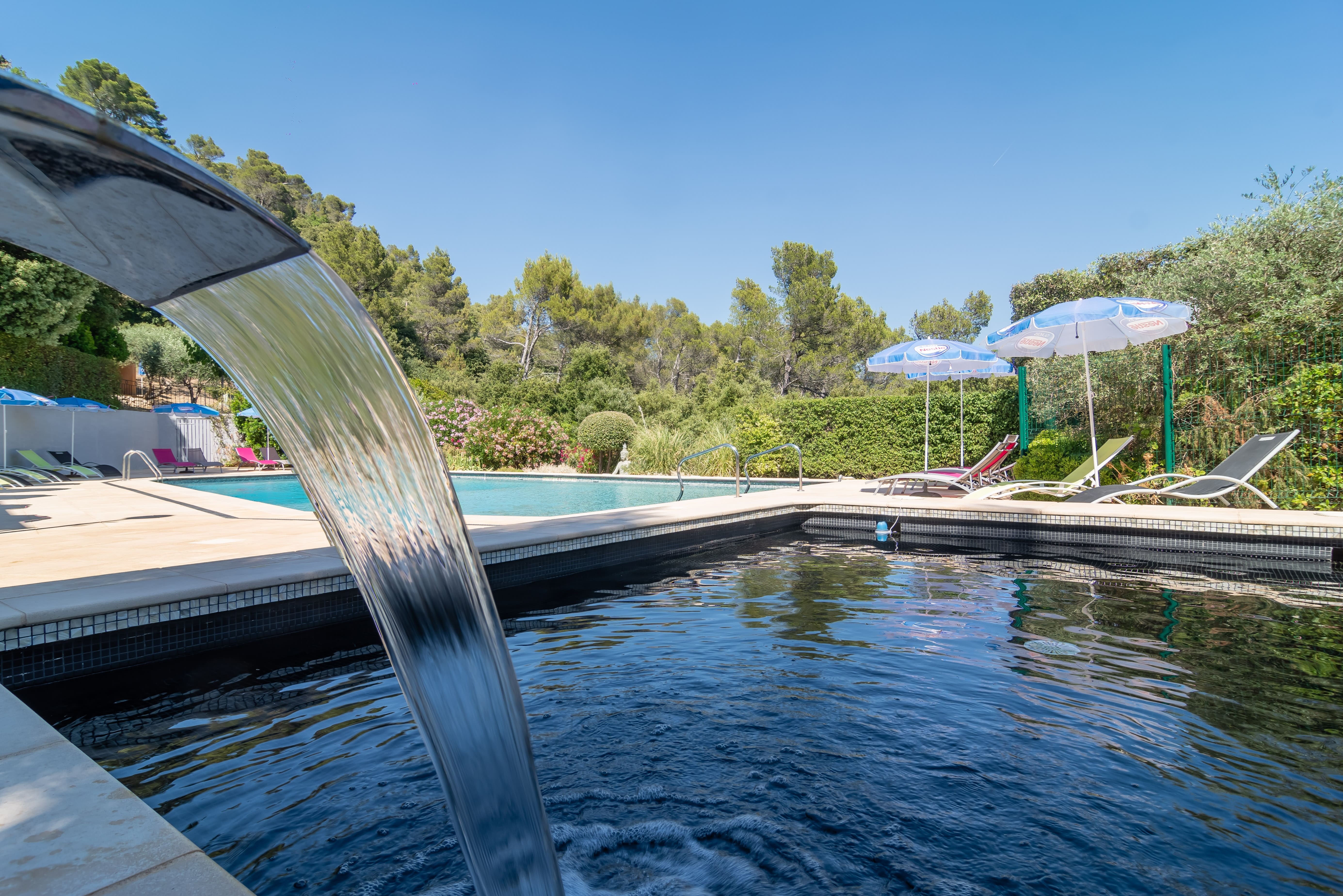 Évasion en roulotte créole au cœur de la Provence à La Roquebrussanne — vue depuis la terrasse