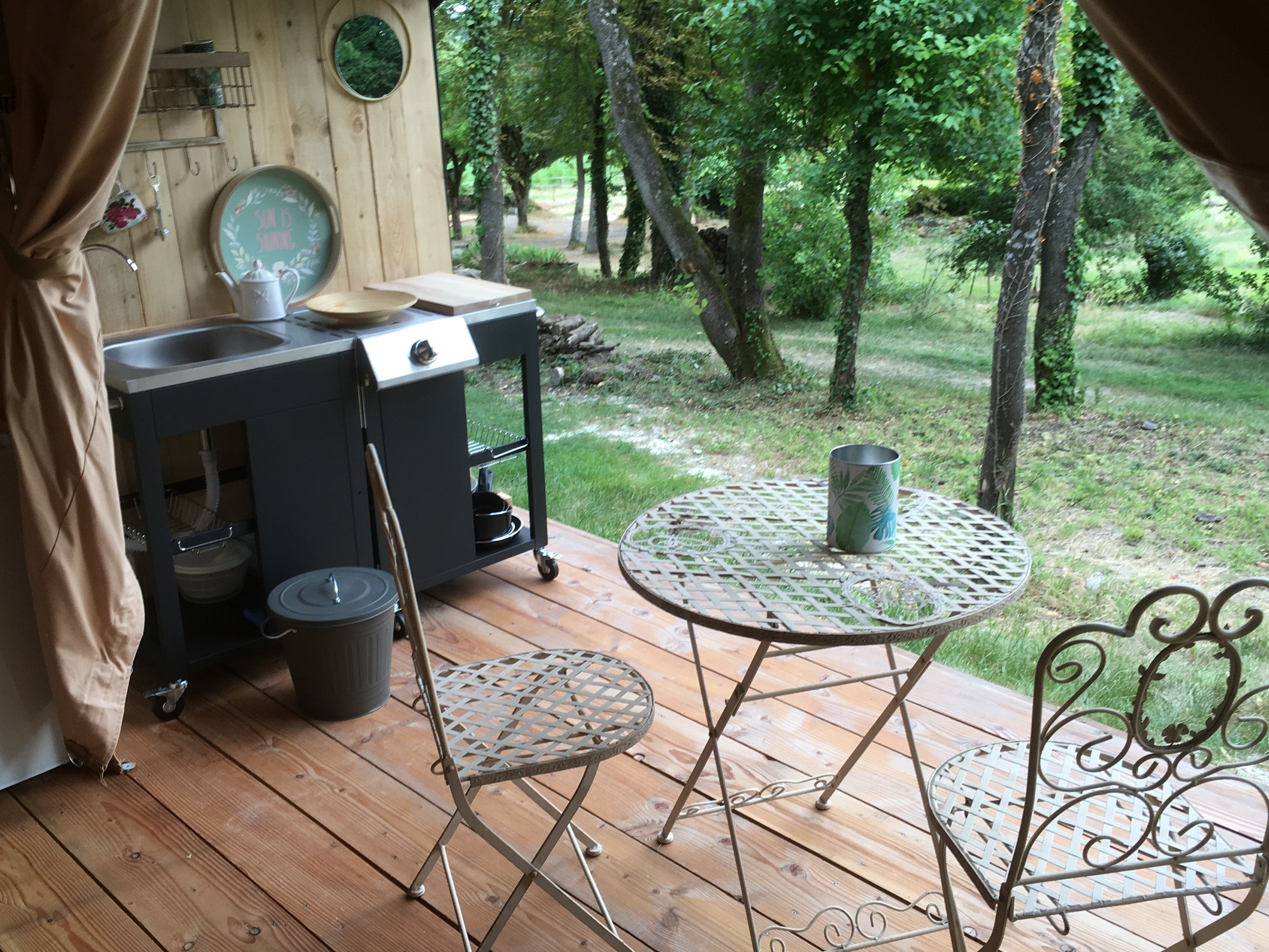 Tente safari luxe Orion : une expérience immersive en pleine nature à Marcay — vue depuis la terrasse