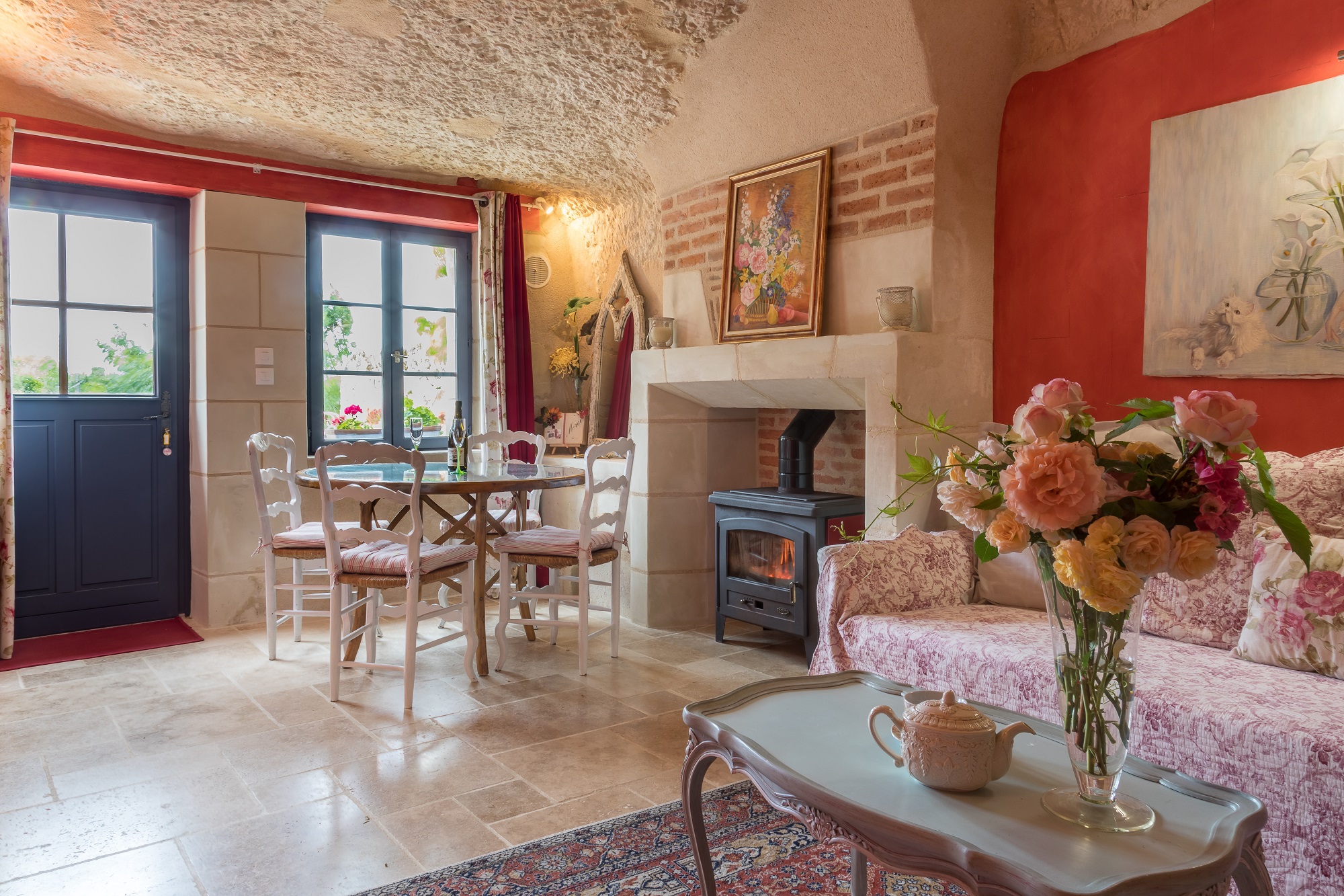 Gîte Troglodytique : une maison creusée dans la roche en Centre-Val de Loire à Noizay — environnement naturel