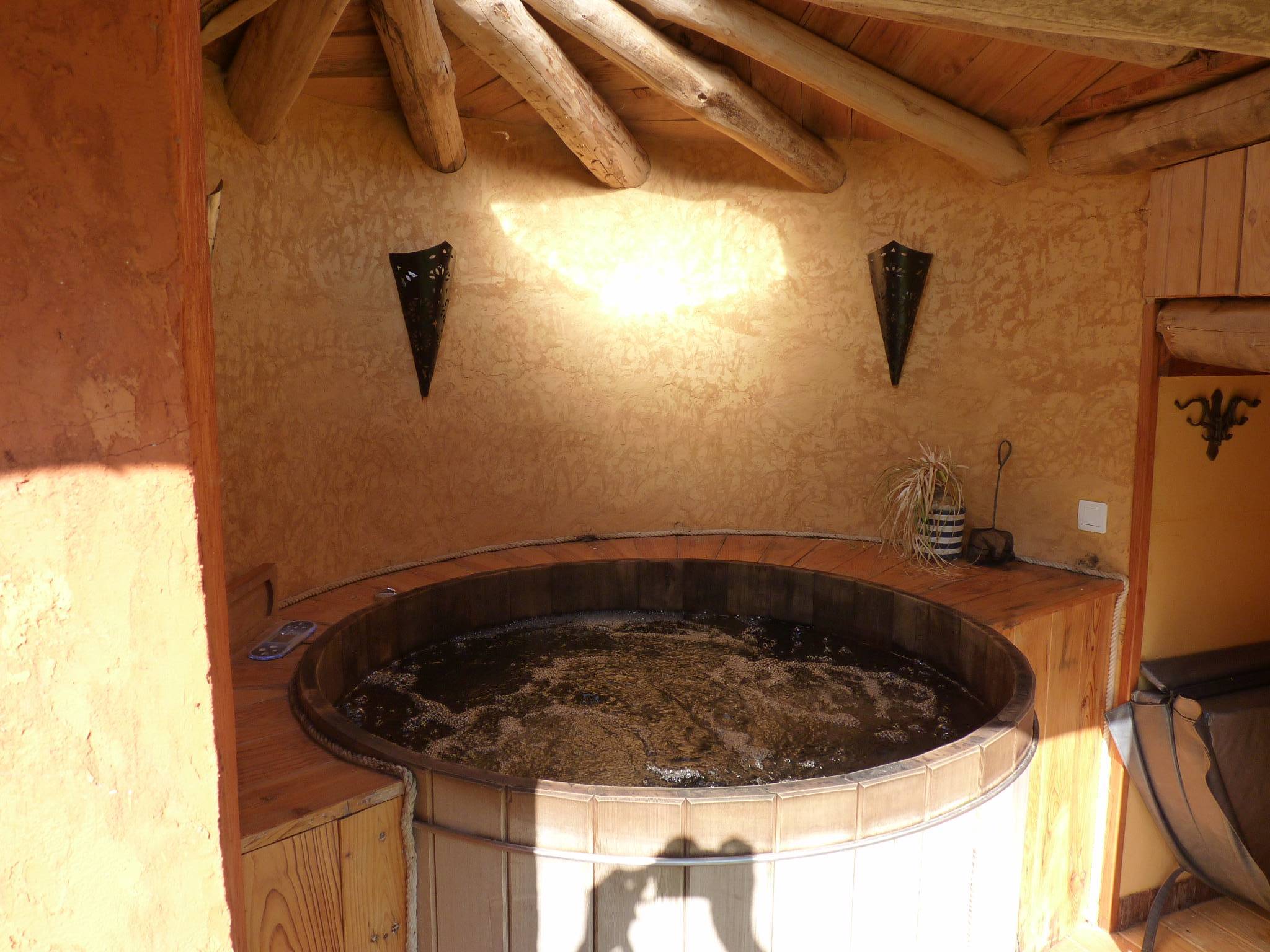 La Cabane-Spa Hobbit : une expérience immersive en Aquitaine à Salignac-Eyvigues — vue intérieure